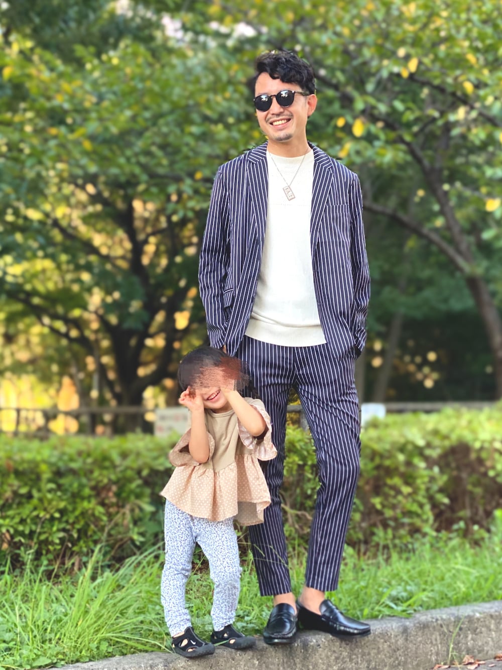 ブルー系のセットアップ、ホワイト系のTシャツ/カットソー、ブラック系のローファーを着用したメンズの秋コーディネートの1枚目の写真