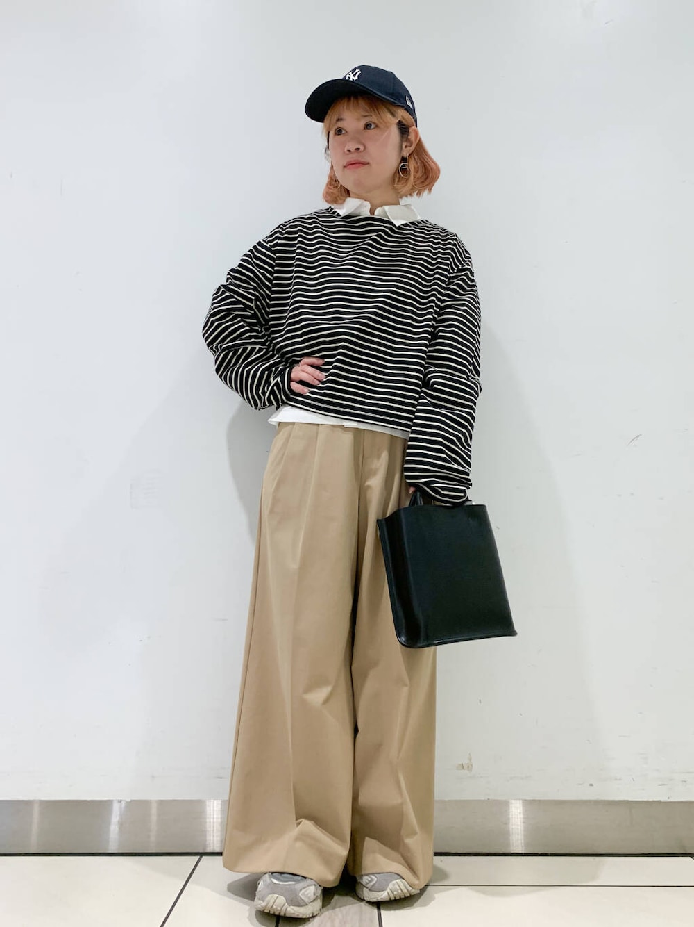 ブラック系のTシャツ/カットソー、ブラック系のトートバッグを着用したレディースの夏コーディネートの1枚目の写真