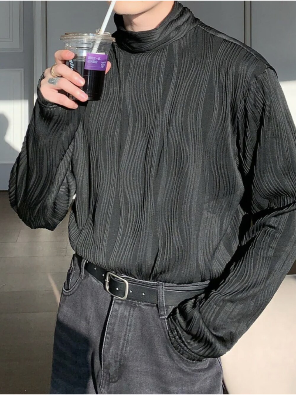 ブラック系のTシャツ/カットソーを着用したメンズの秋コーディネートの1枚目の写真