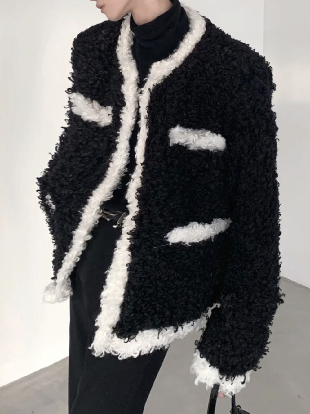 ブラック系のジャケット/アウターを着用したメンズの秋コーディネートの1枚目の写真