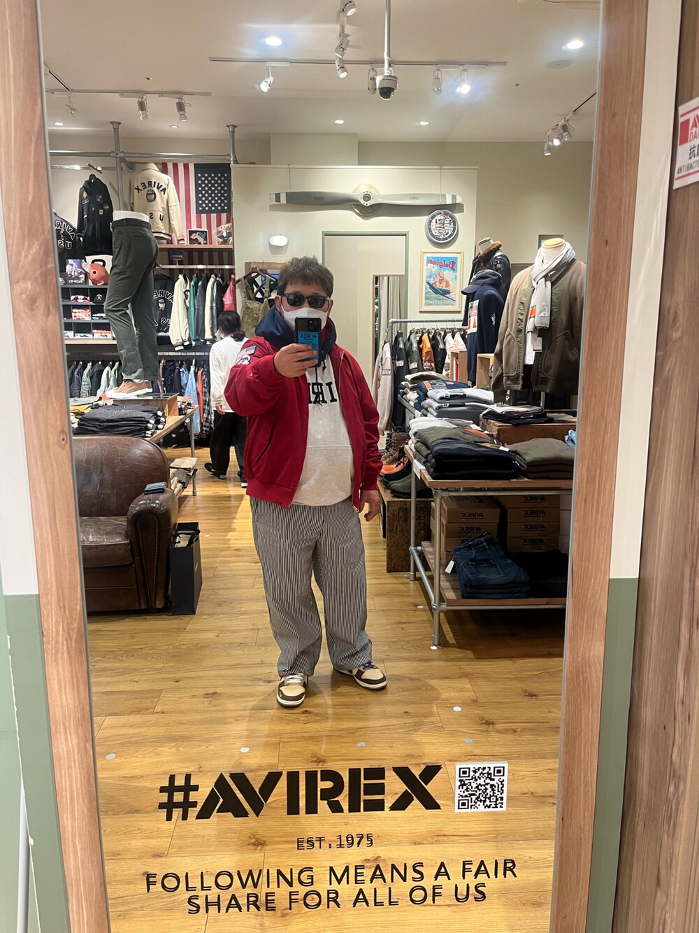 「春、休日スタイル、スニーカーコーデ、ビッグシルエット」｜「AVIREXのアイテム（その他パンツ、その他）」を使った、sasan723さん（メンズ・162cm）の冬コーディネートの1枚目の写真