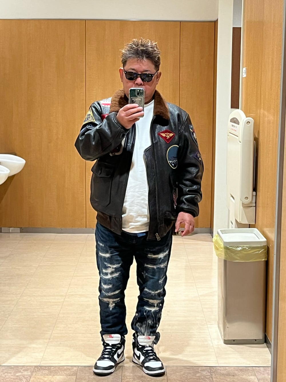 「今日のコーデ、お洒落さんとつながりたい、オトナカジュアル、デニムパンツ、アメカジ、アメカジコーデ、レザー、ダメージデニムパンツ、G1ジャケット、TOPGUN」｜「AVIREXのG-1 レザートップガン TOP GUN（ミリタリージャケット、ブラウン系）」を使った、sasan723さん（メンズ・162cm）の冬コーディネートの1枚目の写真