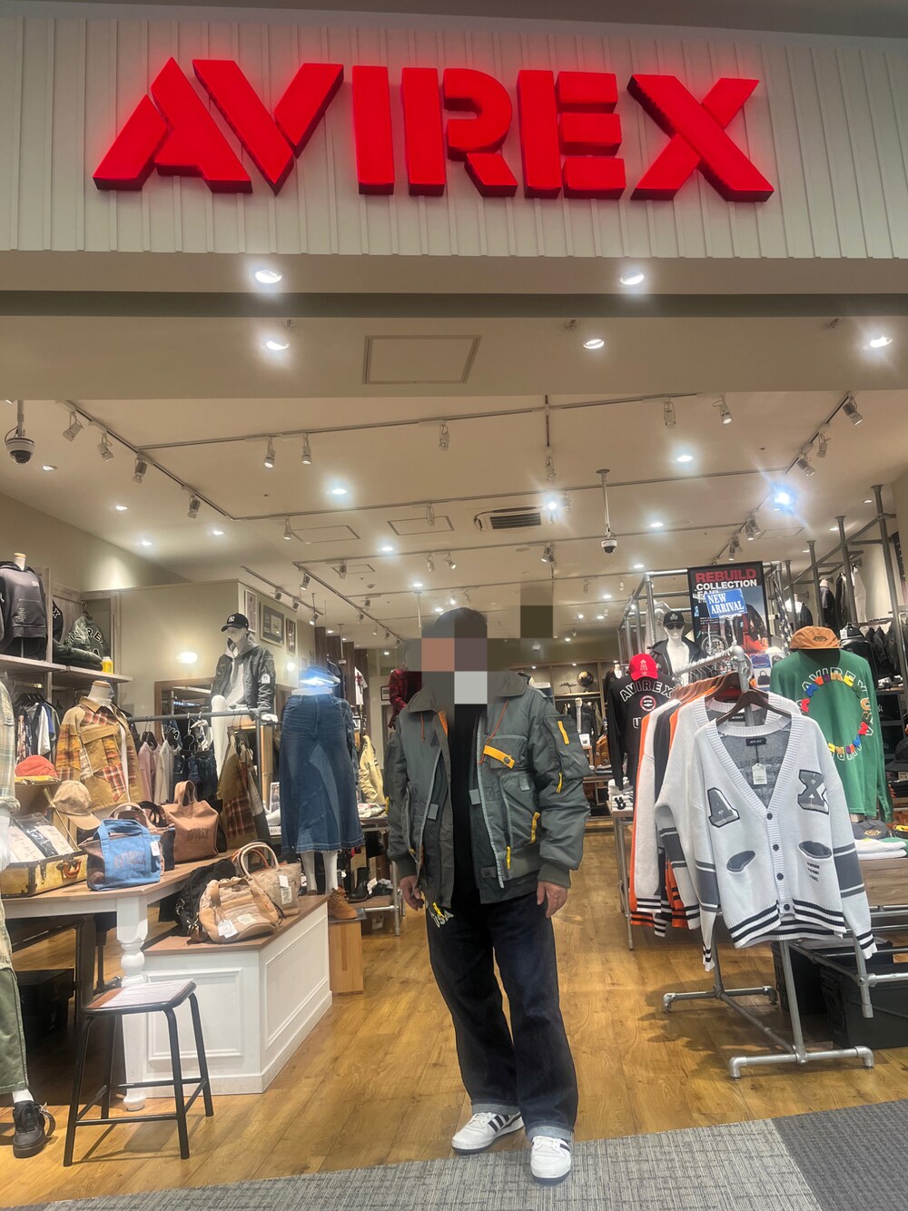 「AVIREX ららぽーと港アクルス、秋冬コーデ、AVIREX EVISUコラボ、adidas FORUM、AVIREX AUTO ジャイロジャケット」｜「AVIREXのアイテム（ミリタリージャケット、グリーン系）」を使った、sasan723さん（メンズ・160cm）の秋コーディネートの1枚目の写真