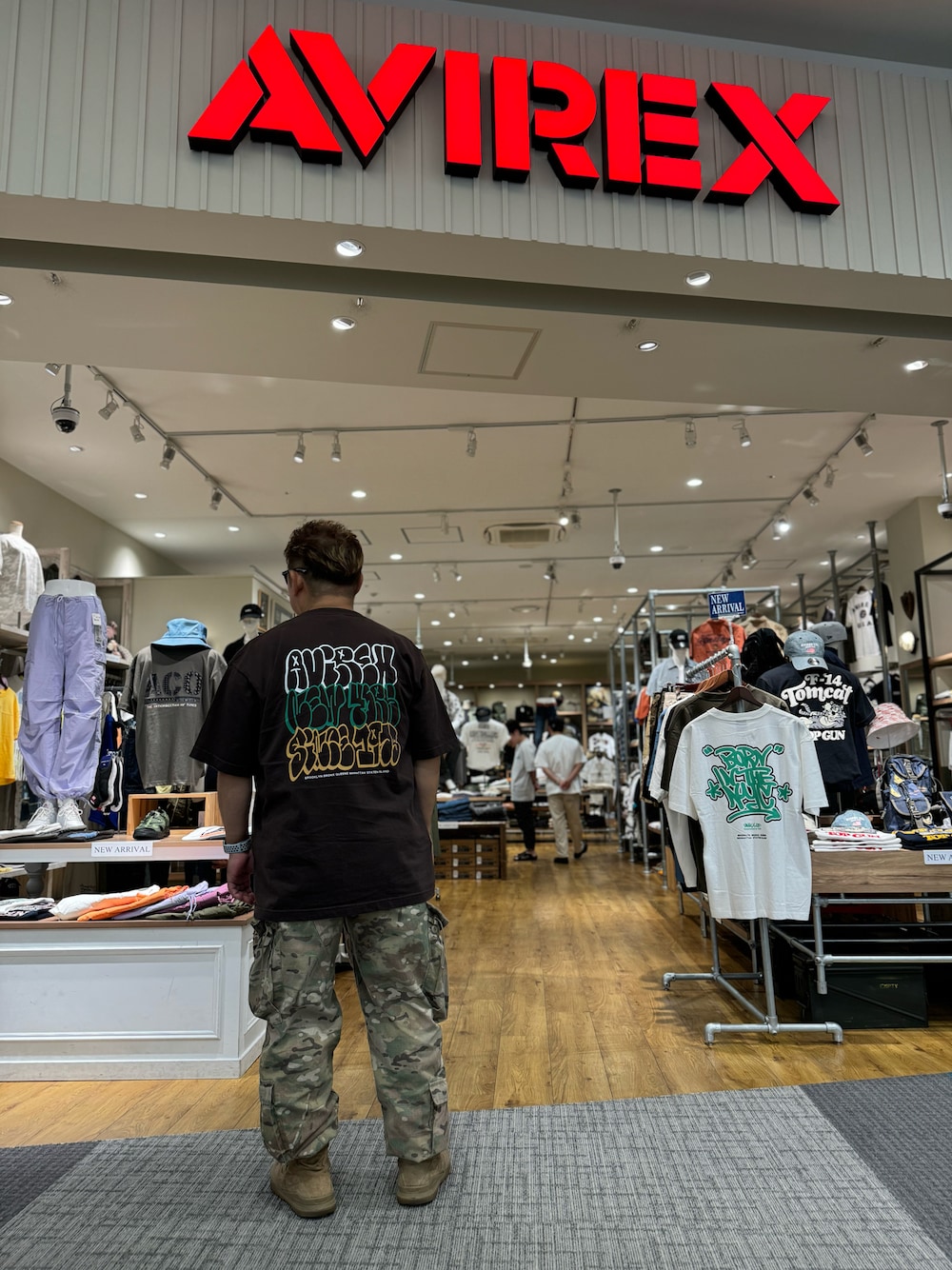 「AVIREXのGRAFFITI AVIREX T-SHIRT / グラフィティ アヴィレックス Tシャツ（Tシャツ/カットソー、ブラウン系）」を使った、sasan723さん（メンズ・162cm）の夏コーディネートの1枚目の写真
