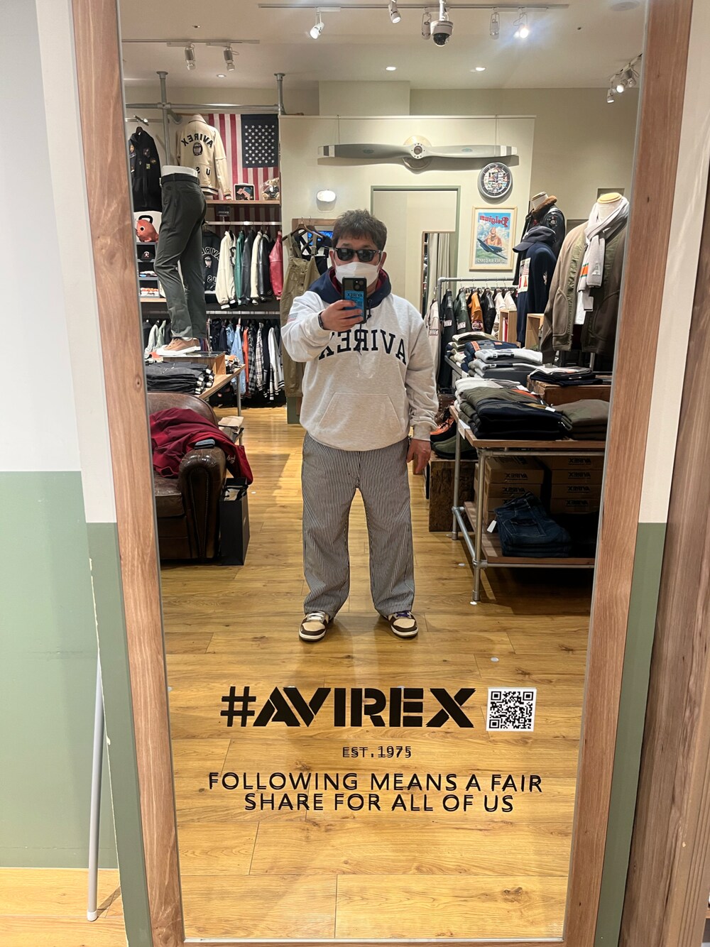 「スニーカーコーデ、休日スタイル、春、春アウター、ビッグシルエット」｜「AVIREXのARCH LOGO COLOR HOOD PARKA / アーチ ロゴ カラー フード パーカー /（パーカー、グレー系）」を使った、sasan723さん（メンズ・162cm）の冬コーディネートの1枚目の写真