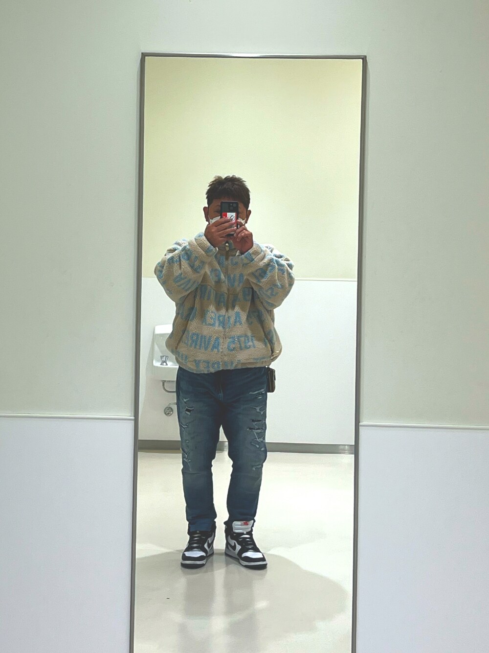 「AVIREXのアイテム（ジャケット/アウター、ベージュ系）」を使った、sasan723さん（メンズ・162cm）の冬コーディネートの1枚目の写真