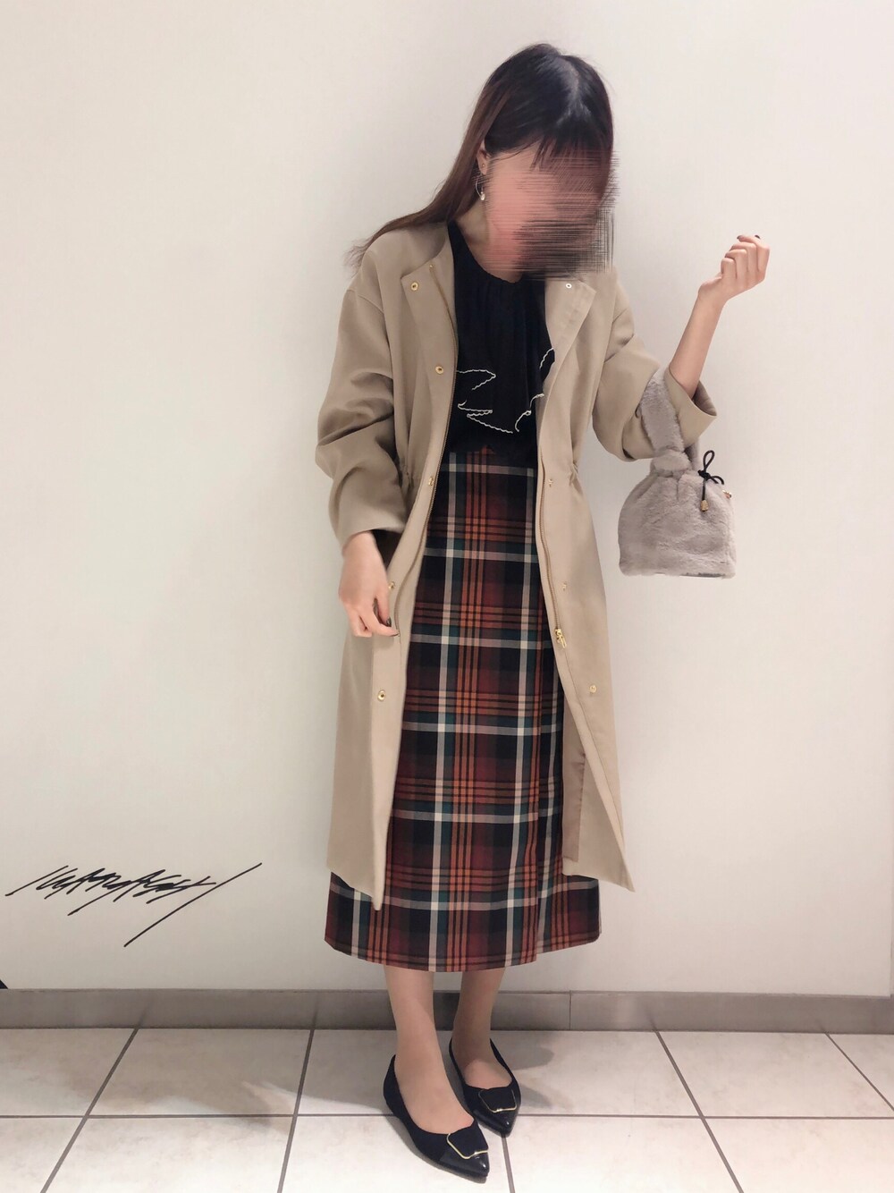 「秋のコーデ、チェックスカート、大人コーデ、ラッフルフリル、テチチ(Te chichi)、おしゃれさんと繋がりたい」｜「Te chichiの【貴島明日香コラボ】配色刺繍フリルブラウス（シャツ/ブラウス、ブラック系）」を使った、SM2 olohuone札幌パセオ店さん（レディース・160cm）の秋コーディネートの1枚目の写真