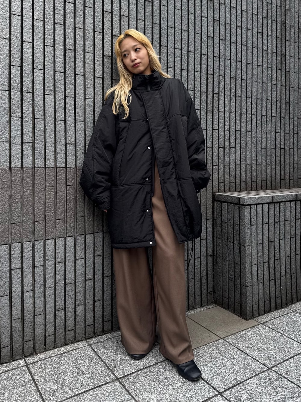 「ブラウン、秋服準備はじめました、休日スタイル、シンプルコーデ、スポーツミックス、お出かけコーデ、低身長女子、高身長コーデ、モンスターパーカー、秋冬コーデ、冬コーデ、冬アウター、冬服、大人カジュアル、ダウンジャケット」｜「NOMINEの【展開店舗限定】モンスターパーカー（ダウンジャケット/コート、ブラック系）」を使った、ERIさん（レディース・156cm）の夏コーディネートの1枚目の写真