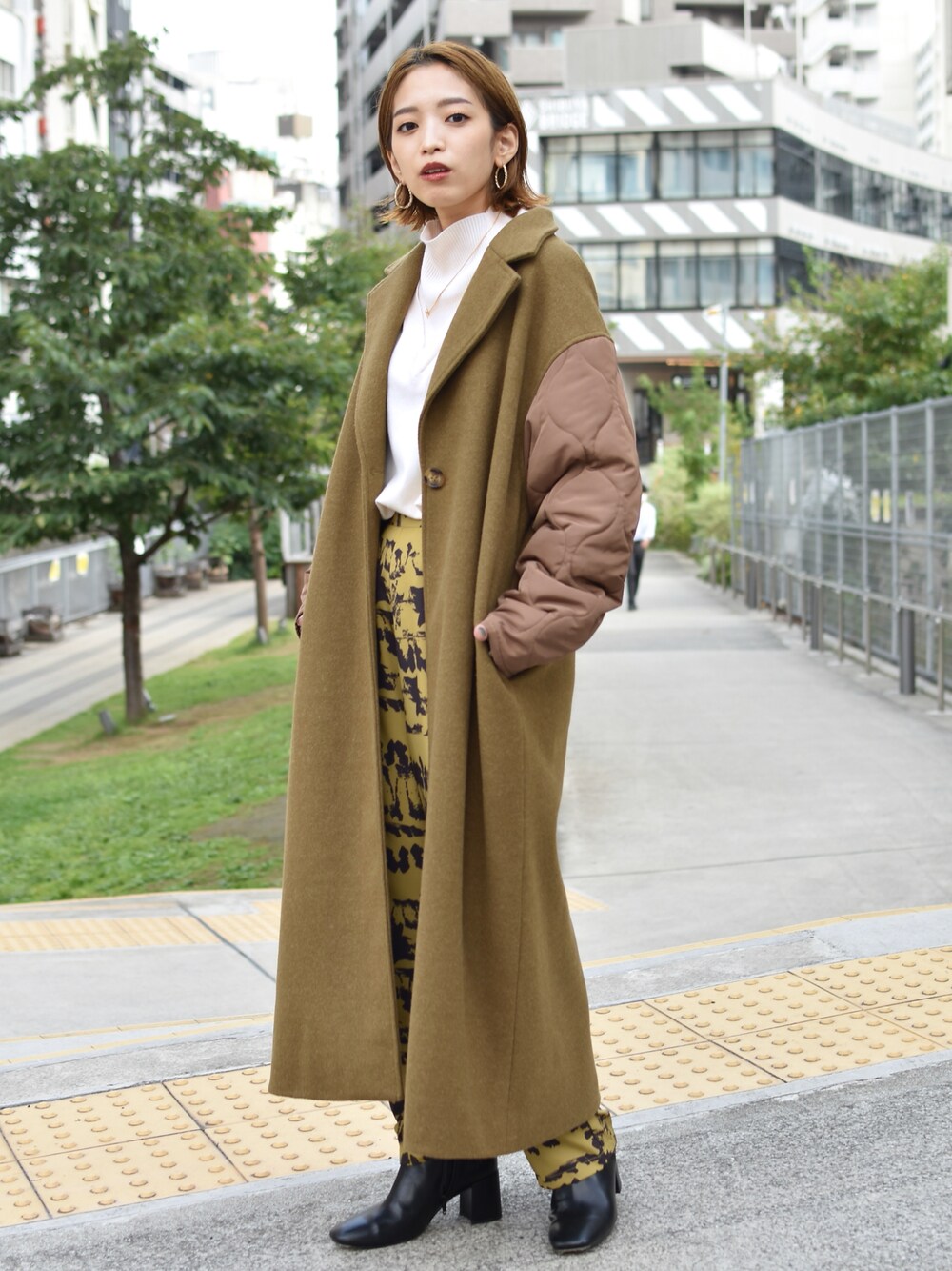 「ホワイト、ワントーンコーデ、レイヤードスタイル、大人カジュアル、キルティングコート、秋服、低身長コーデ、秋コーデ、秋先取りコーデ、秋服コーデ、キルティングアウター、イエベ秋、ロングコート」｜「NOMINEの【展開店舗限定】柄ストレートパンツ（その他パンツ、イエロー系）」を使った、ERIさん（レディース・156cm）の秋コーディネートの1枚目の写真