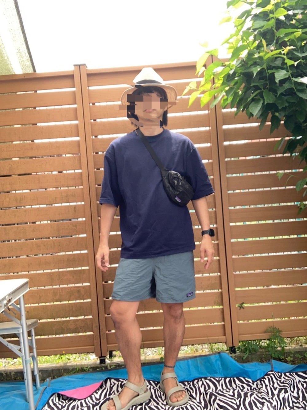 「テバサンダル」｜「無印良品のアイテム（ハット、ベージュ系）」を使った、TSUYOさん（メンズ・166cm）の春コーディネートの1枚目の写真