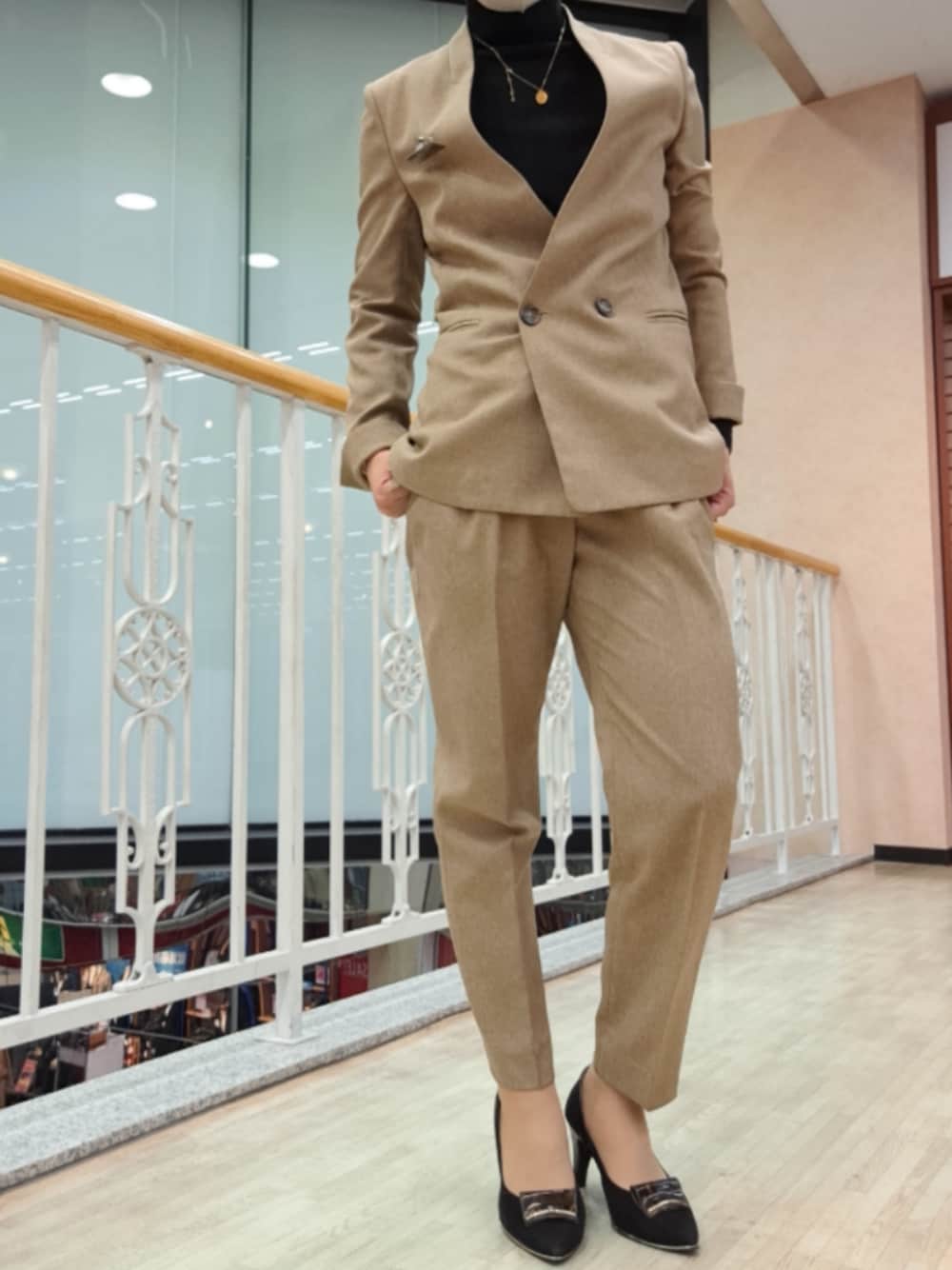 「SUIT SELECTのアイテム（スーツパンツ、ベージュ系）」を使った、sarry912さん（骨格ストレート・レディース・158cm）の冬コーディネートの1枚目の写真