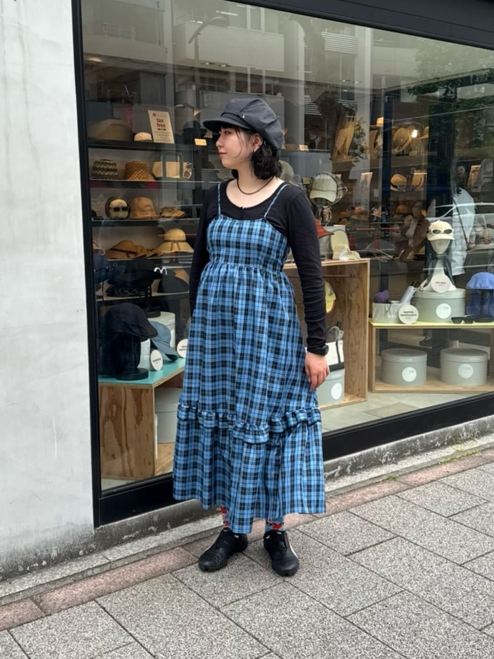 「やっぱり帽子が好き、レイヤードスタイル、ワンピース、休日スタイル、スニーカー、お出かけコーデ、プチプラ、古着MIX、ビスチェ、春服コーデ、高身長女子、チェック、チェックワンピース、キャスケット、キャスケットコーデ」｜「arthのarth  Wo/Li Tuck Cas / アース（キャスケット、グレー系）」を使った、ｺﾏさん（レディース・167cm）の春コーディネートの1枚目の写真