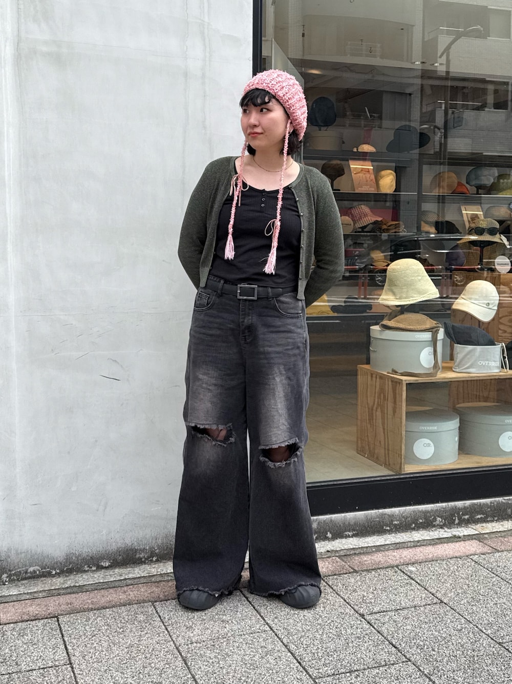 「リボン、春めき満開コーデ、春色、休日スタイル、ニット帽、古着MIX、着回しコーデ、春カラー、デニムスタイル、カジュアルスタイル、パンツスタイル、高身長女子、帽子、帽子コーデ」｜「OVERRIDEのOVERRIDE x pan TWINKLE CLOCHE / オーバーライド（ニットキャップ/ビーニー、ピンク系）」を使った、ｺﾏさん（レディース・167cm）の春コーディネートの1枚目の写真