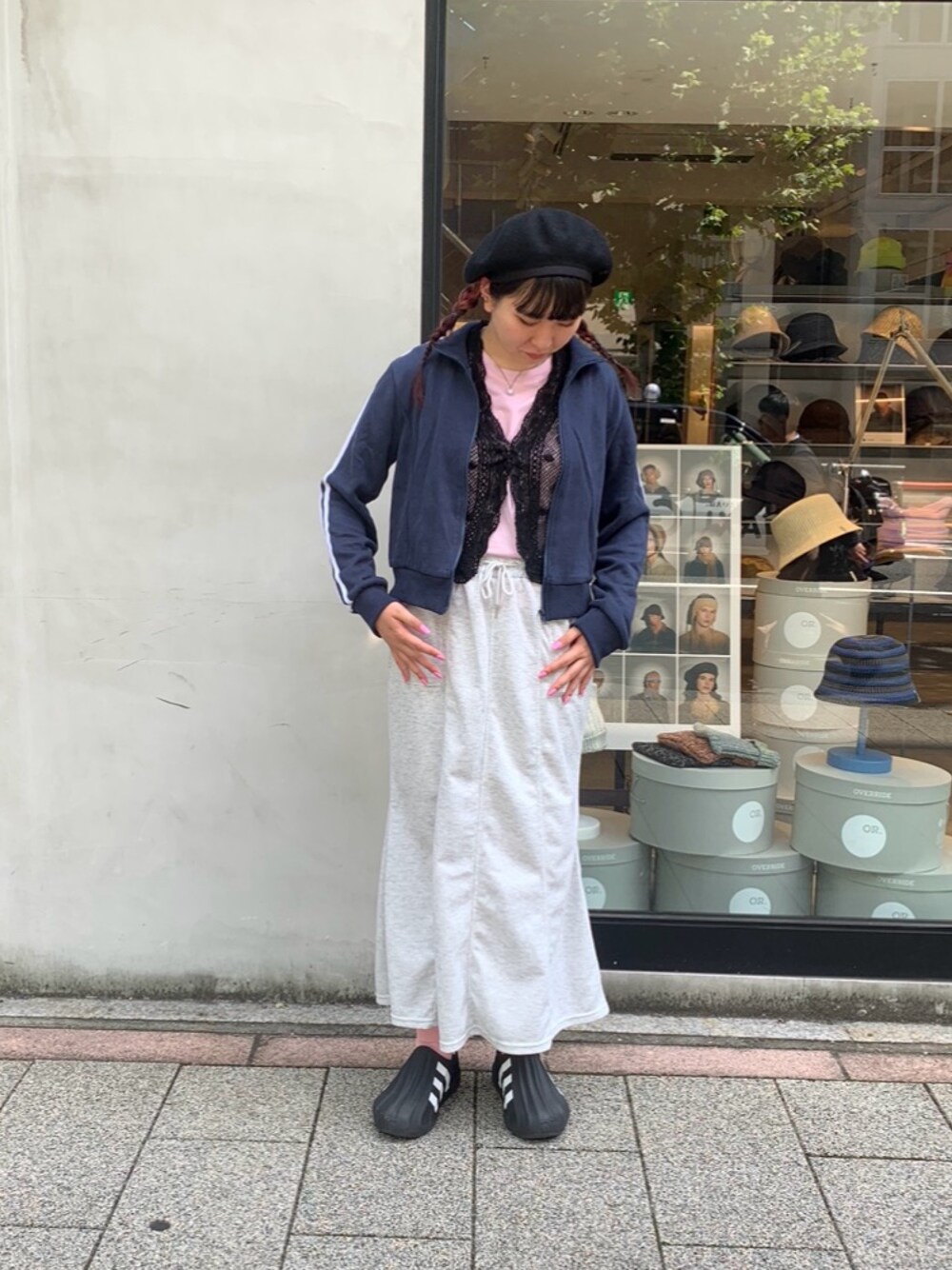 「override 、オーバーライド(override)、arth、ベレー帽、秋コーデ、冬のコーデ、adidas、ピンク」｜「arthのarth  Basic Basque Beret / アース（ハンチング/ベレー帽、ブラック系）」を使った、ｺﾏさん（レディース・167cm）の秋コーディネートの1枚目の写真