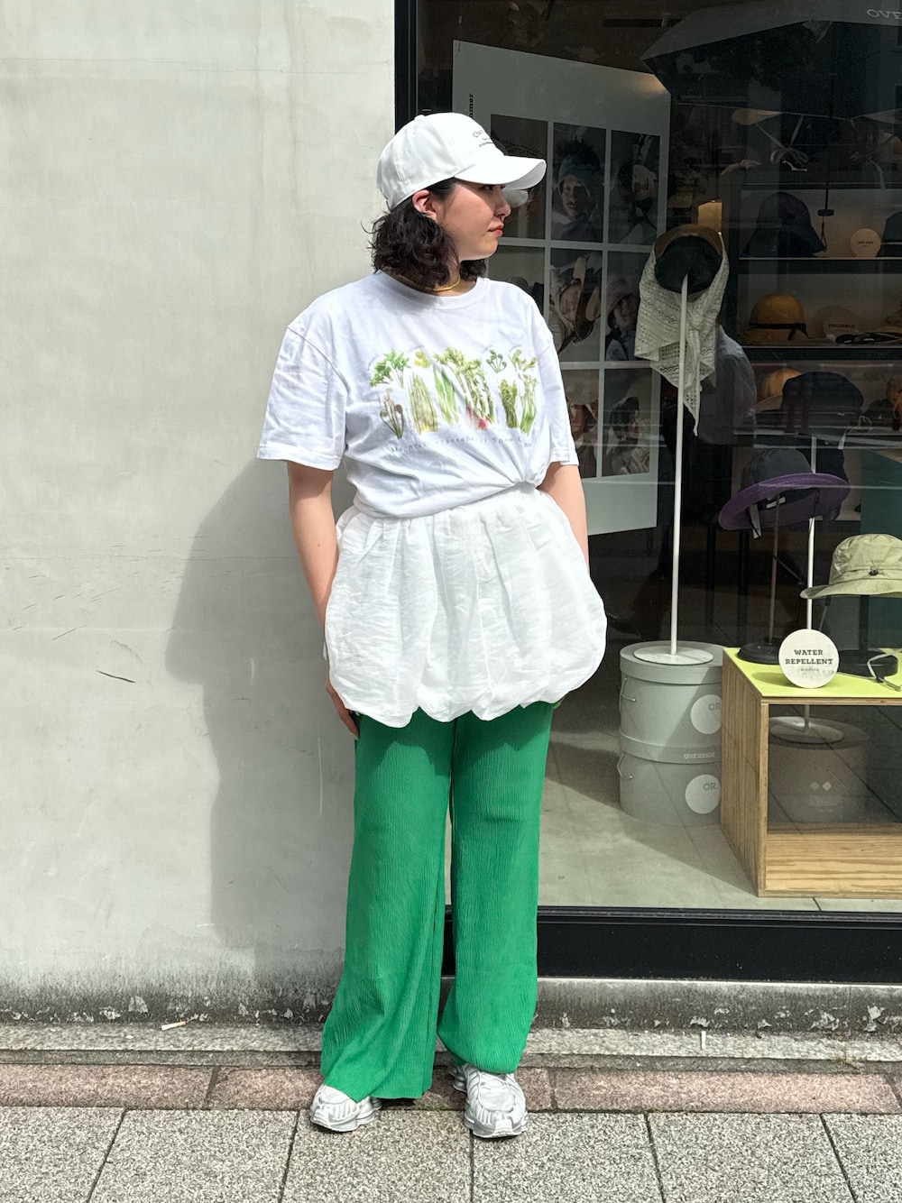 「レイヤードスタイル、夏コーデ、白Tシャツ、ミニスカート、お出かけコーデ、夏服、レディースファッション、高身長女子、カラーコーデ、グリーン、グリーンコーデ、帽子、帽子コーデ、キャップ、キャップ女子」｜「Chapeau d' OのChapeau d' O  Canvas Arch Logo Cap / シャポードオー（キャップ、ホワイト系）」を使った、ｺﾏさん（レディース・167cm）の夏コーディネートの1枚目の写真