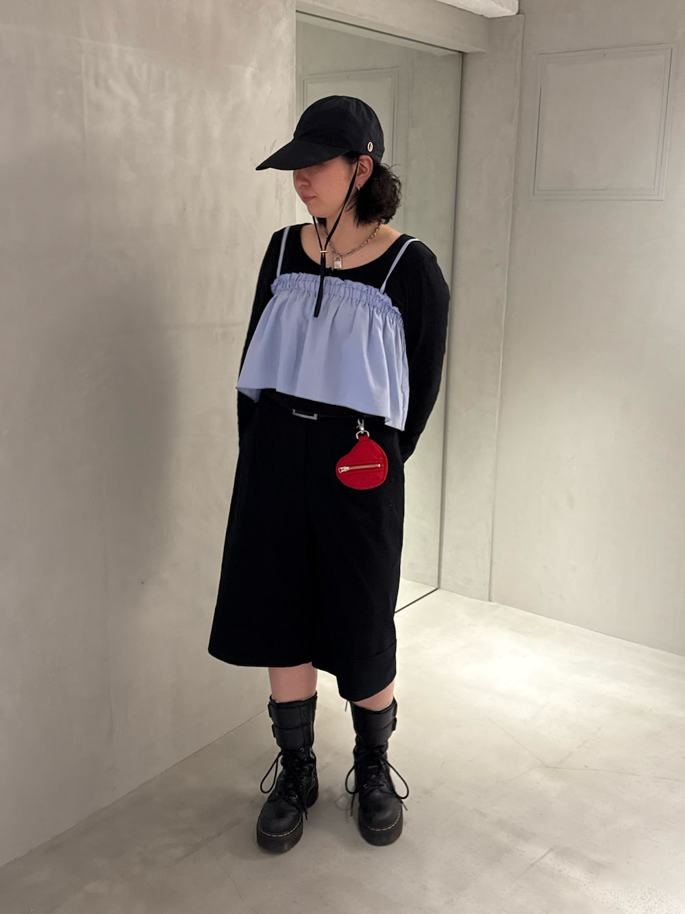 「レイヤードスタイル、大人カジュアル、ビスチェ、春夏コーデ、キャップ、ショートパンツ、休日スタイル、お出かけコーデ、雨の日コーデ、春、高身長女子、override、キャップ女子、キャップコーデ、紐付き帽子」｜「Chapeau d' OのChapeau d' O  Long Visor 6Panel Cap / シャポードオー（キャップ、ブラック系）」を使った、ｺﾏさん（レディース・167cm）の春コーディネートの1枚目の写真