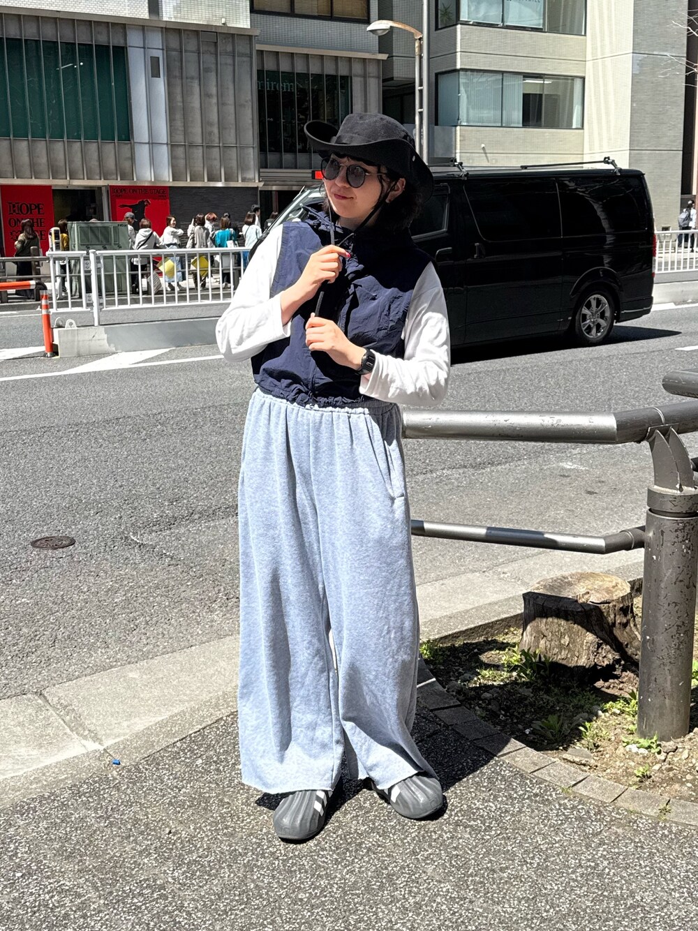 「春めき満開コーデ、休日スタイル、お出かけコーデ、アウトドアスタイル、モノトーン、古着MIX、ラクチンコーデ、パンツスタイル、高身長女子、帽子、帽子コーデ、ハットコーデ、ハット、帽子、ハット、フェスコーデ」｜「OVERRIDEのOVERRIDE  POLYSHEET BOONIE HAT SGP / オーバーライド（ハット、ブラック系）」を使った、ｺﾏさん（レディース・167cm）の春コーディネートの1枚目の写真