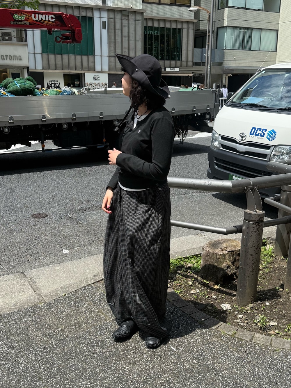 「ワイドパンツ、最近のいい感じコーデ、スポーツミックス、春夏コーデ、シンプルコーデ、休日スタイル、お出かけコーデ、古着MIX、パンツコーデ、ラクチンコーデ、ラフコーデ、高身長女子、ハット、テンガロン、カウボーイハット」｜「OVERRIDEのOVERRIDE  WATER RE SNAP TENGALLON SGP / オーバーライド（ハット、ブラック系）」を使った、ｺﾏさん（レディース・167cm）の春コーディネートの1枚目の写真