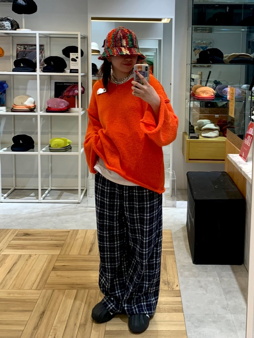 「override 、バケットハット、バケットハットコーデ、オレンジ、オレンジニット、チェックパンツ、KANGOL、カンゴール、ベルハット、20代」｜「KANGOLのKANGOL WOOLY SQUIGGLE CASUAL / カンゴール（ハット、レッド系）」を使った、ｺﾏさん（レディース・167cm）の秋コーディネートの1枚目の写真