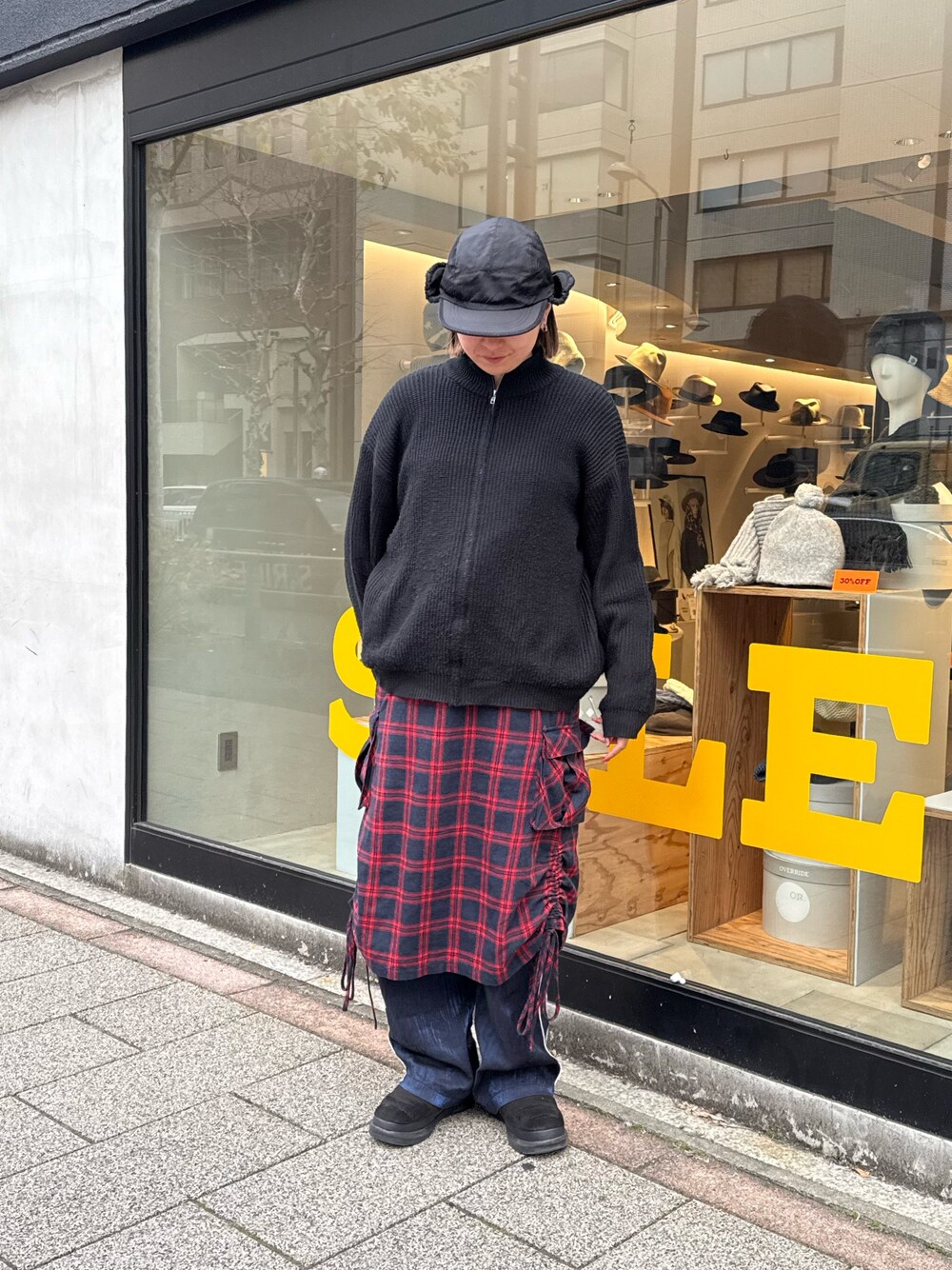 「override、override 、キャップ、キャップ女子、キャップコーデ、帽子、帽子コーデ、ブラック、チェックスカート、20代、20代コーデ、20代女子、ジェットキャップ」｜「OVERRIDEのOVERRIDE  REN EARFLAP JET CAP / オーバーライド（キャップ、ブラック系）」を使った、ｺﾏさん（レディース・167cm）の冬コーディネートの1枚目の写真