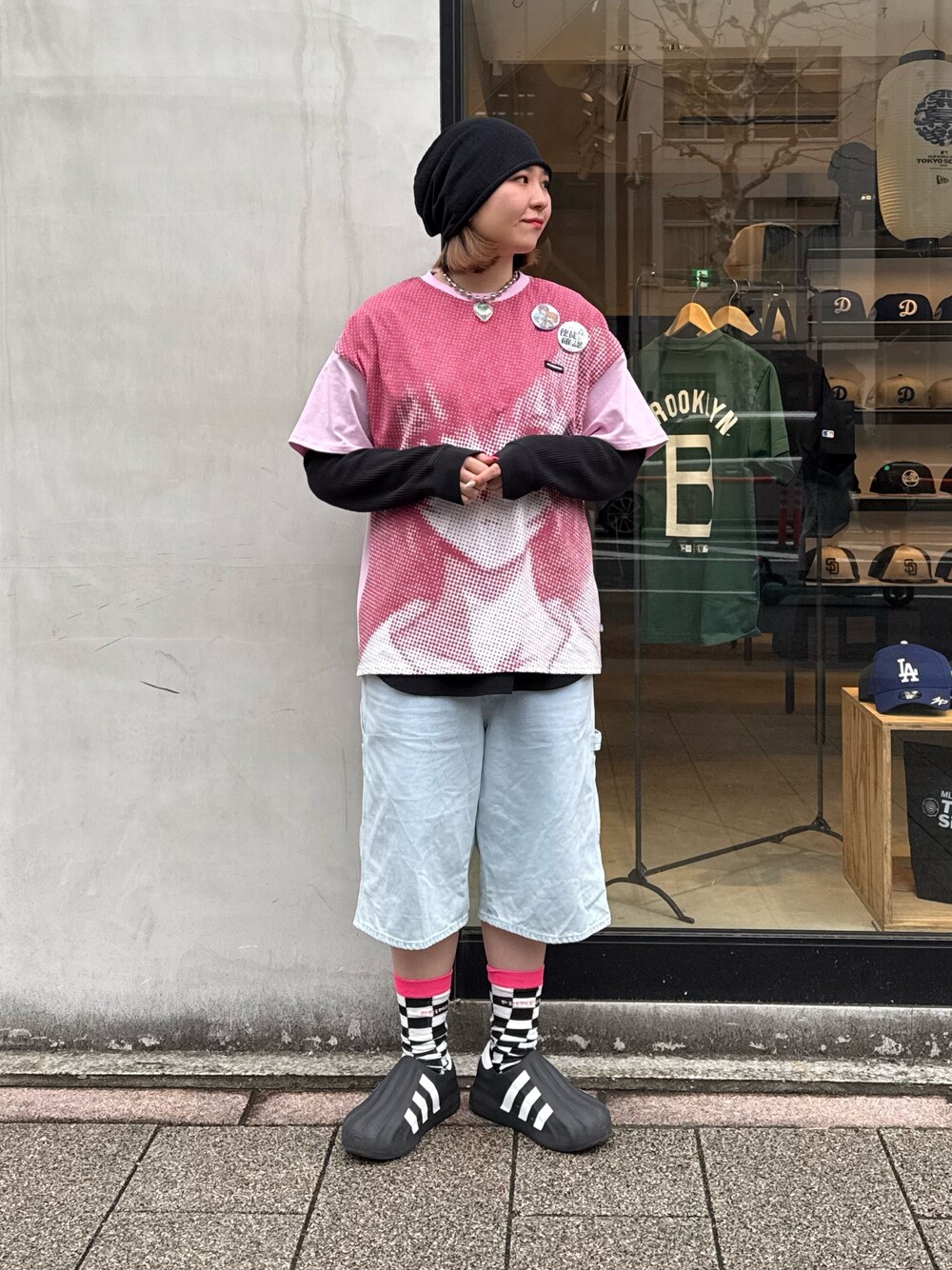 「春コーデ、ピンク、ロンT、override、override 、ビーニー帽、ビーニー、ビーニーコーデ、ビーニー女子、ハーフパンツ、ハーフパンツコーデ、20、20代、帽子、帽子コーデ」｜「OVERRIDEのOVERRIDE  LINEN ROCKET BEANIE / オーバーライド（ニットキャップ/ビーニー、ブラック系）」を使った、ｺﾏさん（レディース・167cm）の春コーディネートの1枚目の写真