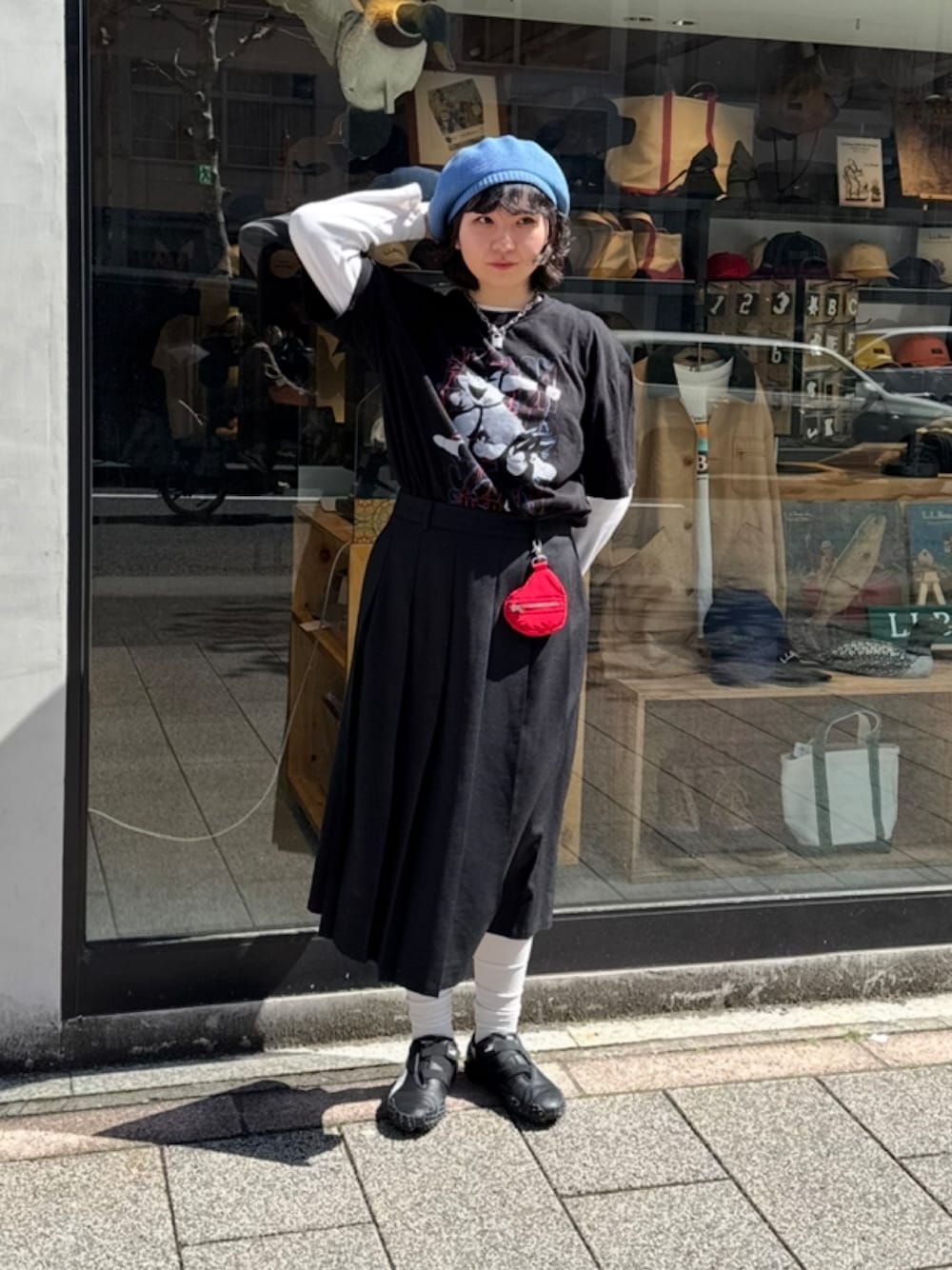 「春、ラフコーデ、楽チンコーデ、ブラック、今日のコーデ、春服コーデ、プリーツスカート、ワンポイント、ワンポイントカラー、帽子、帽子コーデ、ベレー帽、ベレー帽コーデ、ベレー帽女子」｜「OVERRIDEのOVERRIDE  REP TAM BERET / オーバーライド（ハンチング/ベレー帽、ブルー系）」を使った、ｺﾏさん（レディース・167cm）の春コーディネートの1枚目の写真