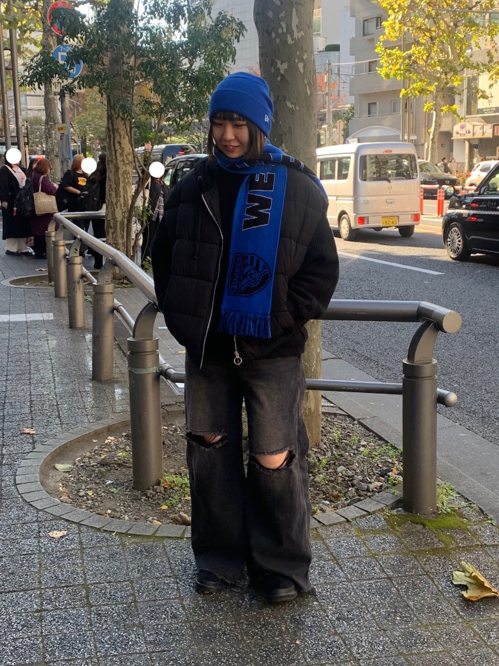 「冬コーデ、マフラーコーデ、マフラー、override、override 、OVERRIDE、ニット帽、ニット帽コーデ、ニット帽女子、青、青ニット、青コーデ、20代、20代コーデ、20代女子」｜「NEW ERAの【別注】NEW ERA  MINI LOGO CUFF（ニットキャップ/ビーニー、ブルー系）」を使った、ｺﾏさん（レディース・167cm）の冬コーディネートの1枚目の写真