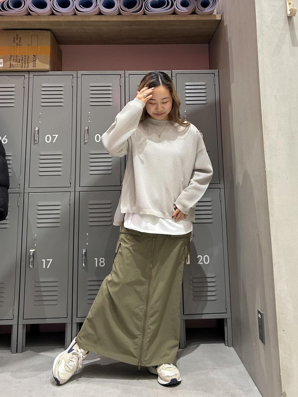 ホワイト系のTシャツ/カットソー、ベージュ系のスニーカー、シルバー系のTシャツ/カットソーを着用したレディースの春コーディネートの1枚目の写真