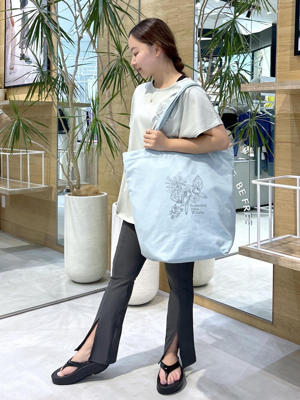 グレー系のカーゴパンツ、ブラック系のサンダル、グリーン系のTシャツ/カットソーを着用したレディースの夏コーディネートの1枚目の写真
