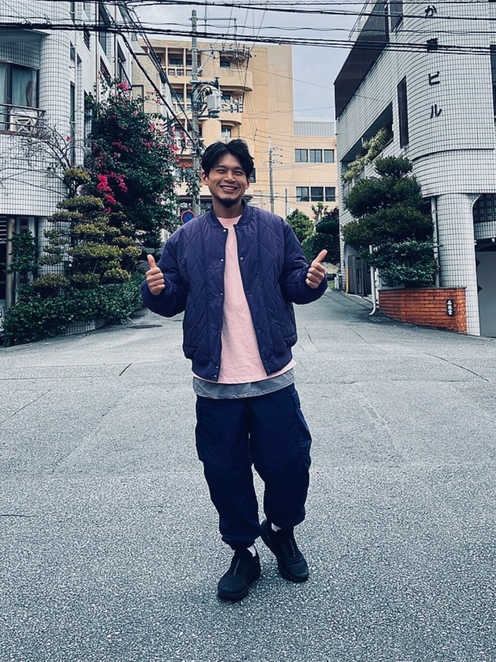 「Okinawa、UNIQLO U、國際通」｜「idealism soundのアイテム（Tシャツ/カットソー、ピンク系）」を使った、Jett Rose Jr.さん（メンズ・168cm）の春コーディネートの1枚目の写真