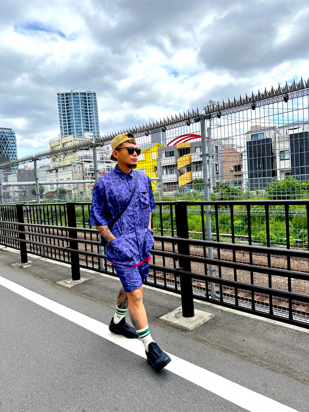 「池袋、紫色穿搭、街头搭配」｜「COBMASTERのアイテム（シャツ/ブラウス、パープル系）」を使った、Jett Rose Jr.さん（メンズ・168cm）の秋コーディネートの1枚目の写真