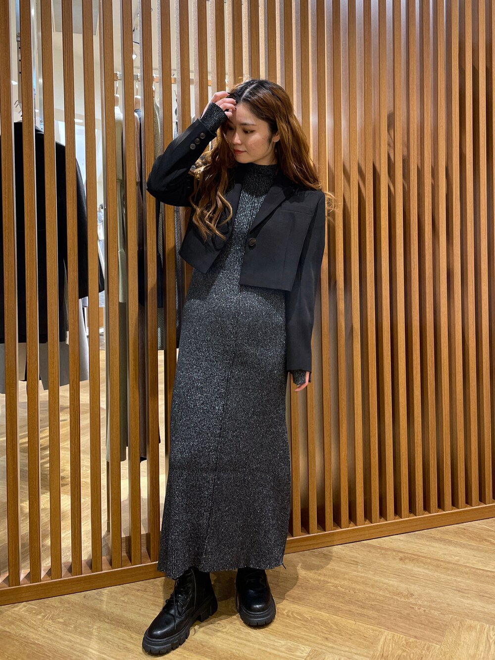 ブラック系のワンピース、ブラック系のテーラードジャケット、ブラック系のブーツを着用したレディースの冬コーディネートの1枚目の写真