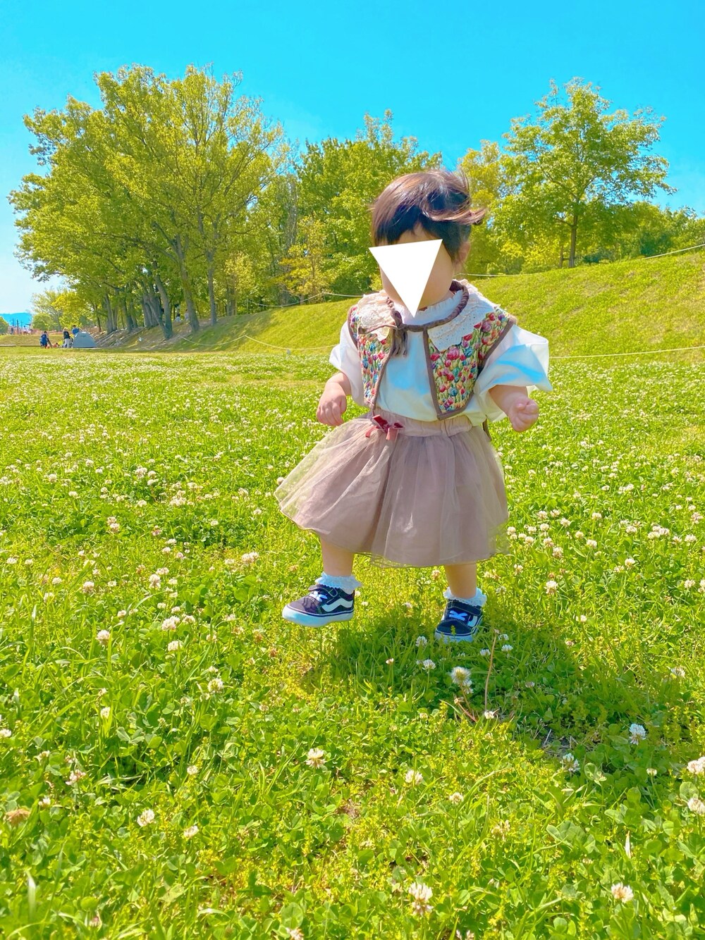 「キッズファッション、ベストコーデ、チュールスカート、子どもコーデ、キッズコーデ、キッズコーディネート、女の子コーデ、女の子ファッション、公園スタイル、ブラウス×スカート、ブラウス、ハンドメイド子供服、ハンドメイド、ベスト×シャツ」｜「petit mainのアイテム（スカート、パープル系）」を使った、イトさん（キッズ・80cm）の秋コーディネートの1枚目の写真