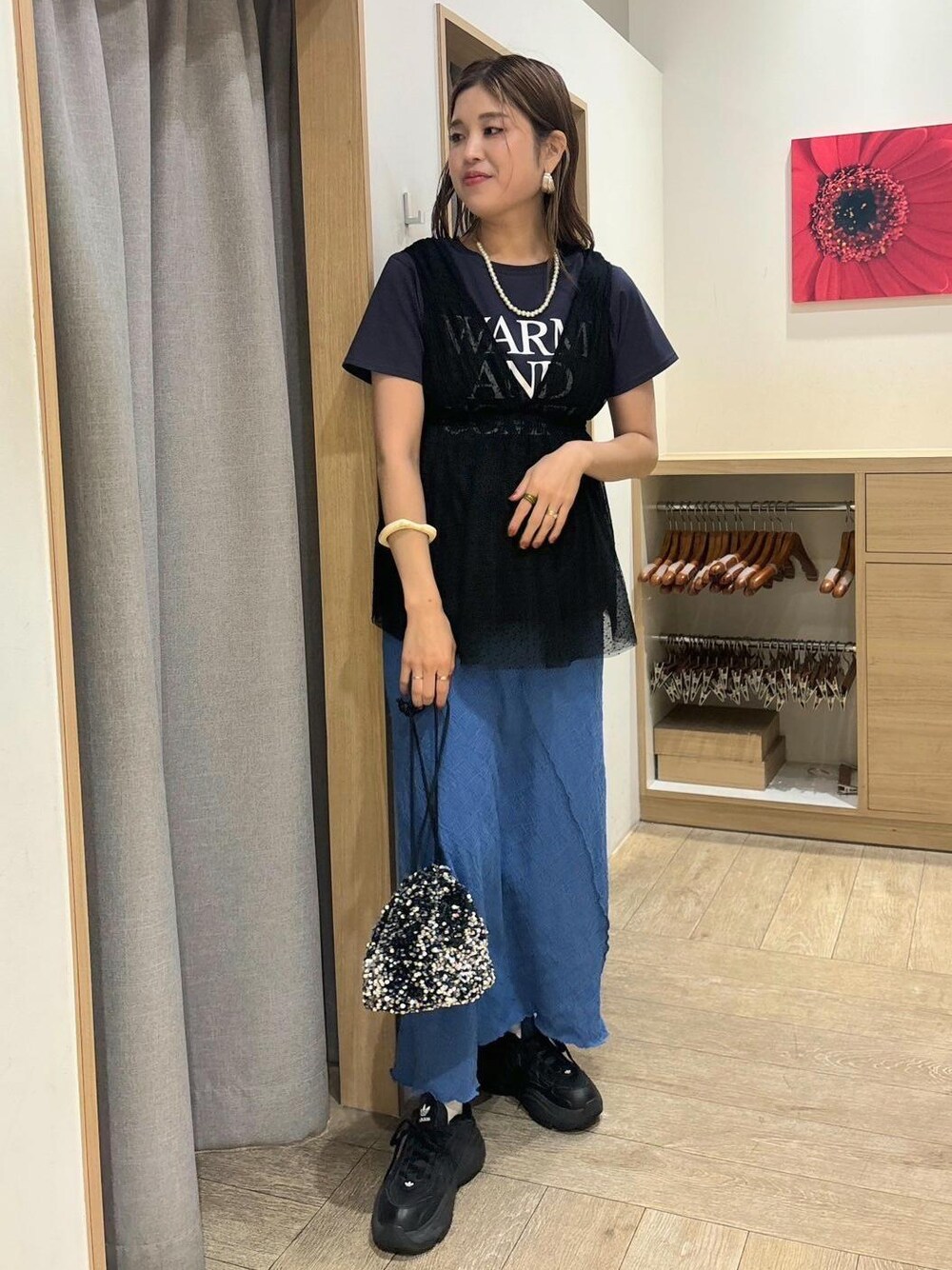 シルバー系のハンドバッグ、ブルー系のワンピース、ブラック系のシャツ/ブラウスを着用したレディースの春コーディネートの1枚目の写真