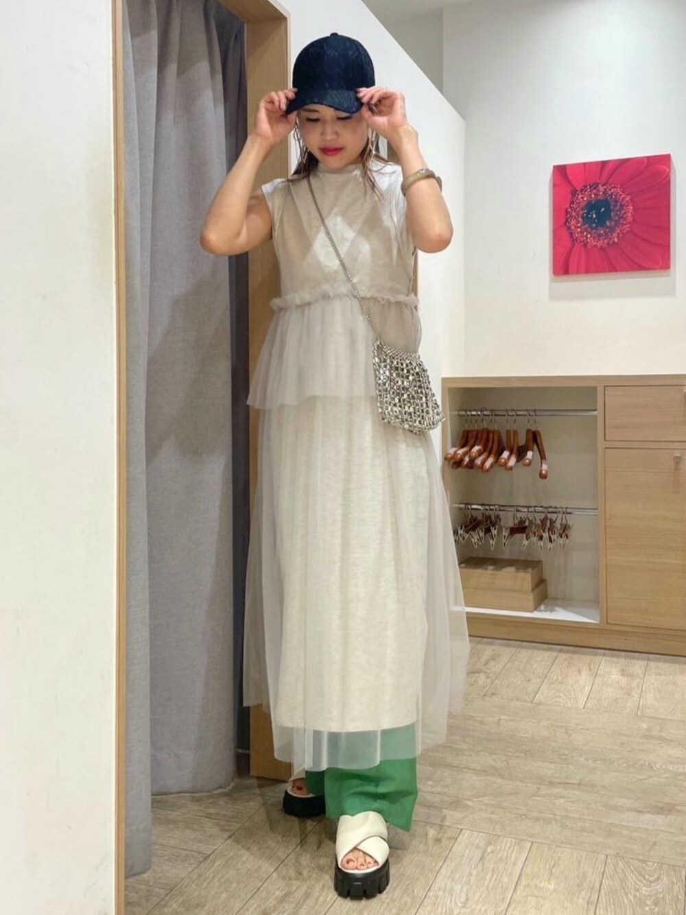 ホワイト系のサンダル、ホワイト系のワンピース、グリーン系のスラックスを着用したレディースの春コーディネートの1枚目の写真