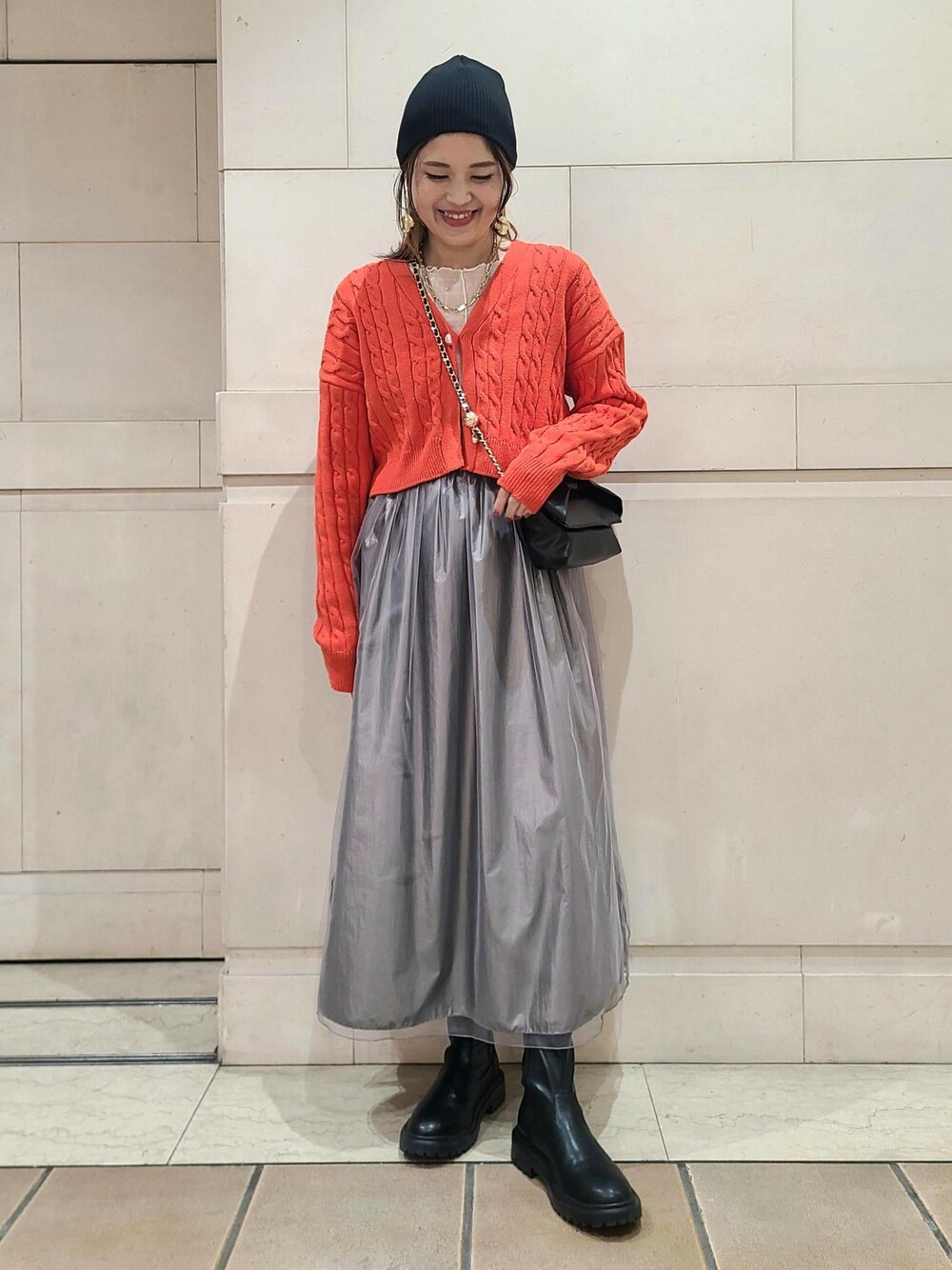 ホワイト系のTシャツ/カットソー、グレー系のワンピース、ブラック系のショルダーバッグを着用したレディースの冬コーディネートの1枚目の写真