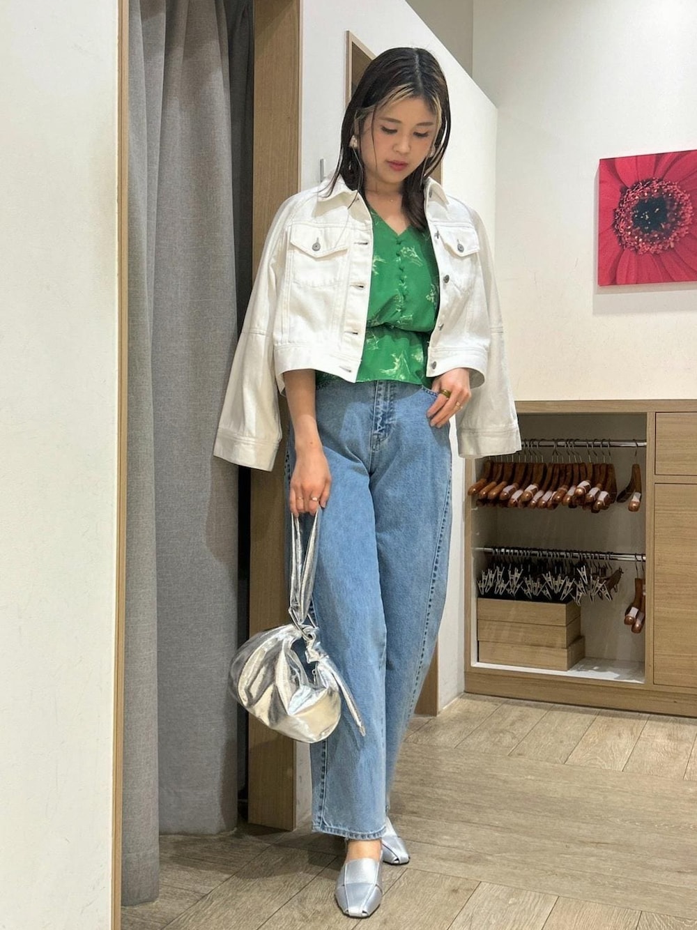 シルバー系のサンダル、グリーン系のシャツ/ブラウス、ホワイト系のデニムジャケットを着用したレディースの春コーディネートの1枚目の写真