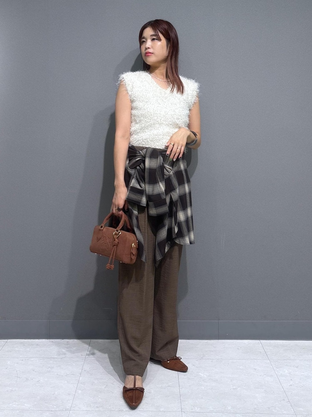 「visbag2025、夏コーデ、授業参観日コーデ、デートコーデ、お出かけコーデ、旅行コーデ、女子会コーデ、ヴィンテージ、大人カジュアル、パンツスタイル、体型カバー、カジュアルコーデ、ヘルシーコーデ、VIS、ナチュラル」｜「VISの【新色追加】【美easy】リネンライクワンタックワイドスラックスパンツ【接触冷感/洗える】（スラックス、グリーン系）」を使った、ayukamiさん（レディース・167cm）の夏コーディネートの1枚目の写真