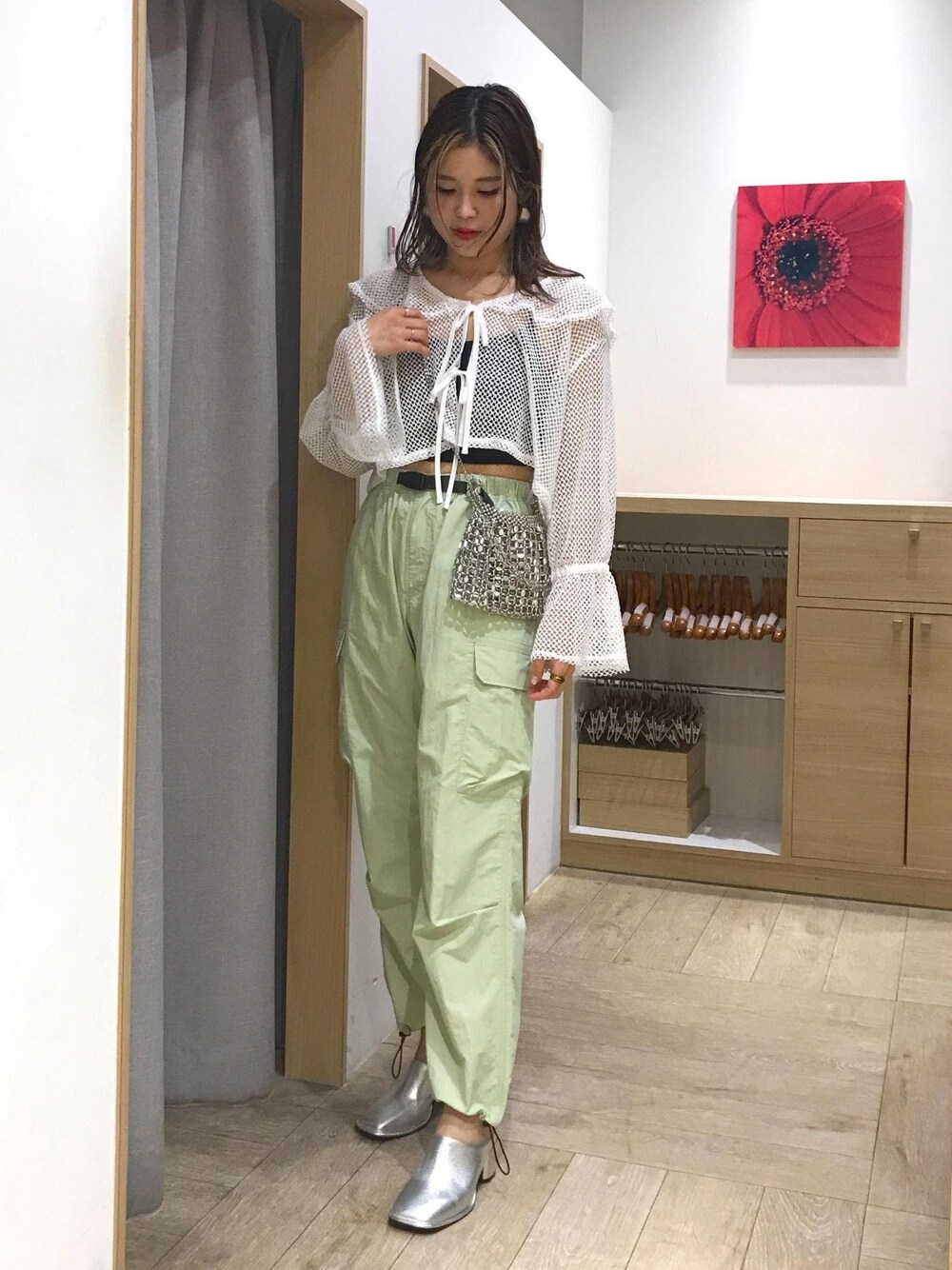 「24SS春夏の新作、メッシュ、カーゴパンツ、スポーティ、VIS、コラボ、高身長、骨格ナチュラル、イエベ」｜「Juzeのスクエアトゥミュール（その他シューズ、シルバー系）」を使った、ayukamiさん（レディース・167cm）の春コーディネートの1枚目の写真