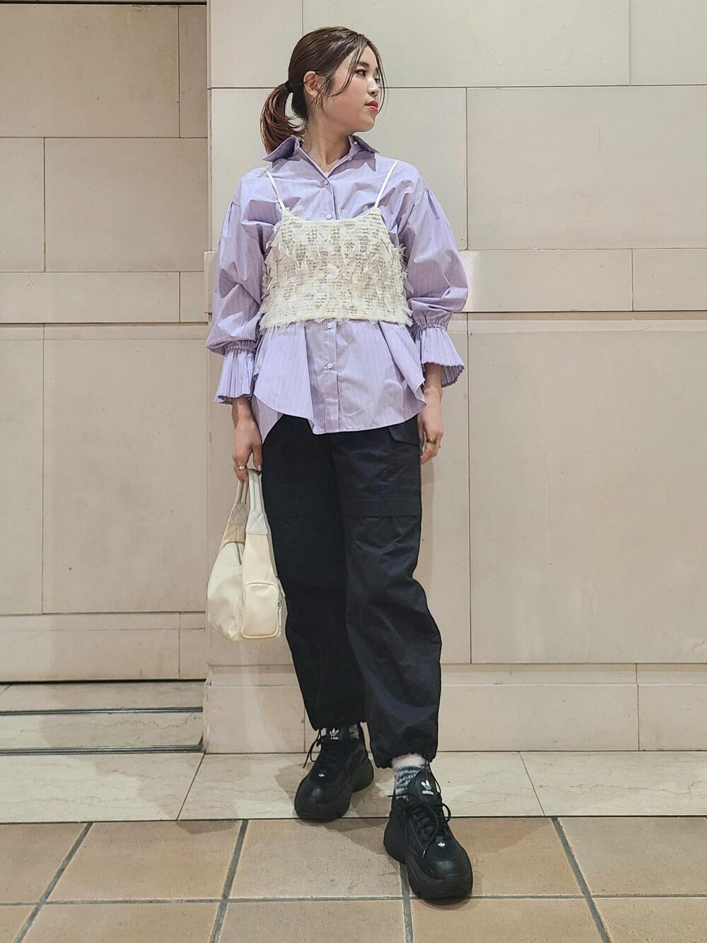 ホワイト系のキャミソール、パープル系のシャツ/ブラウス、ブラック系のカーゴパンツを着用したレディースの冬コーディネートの1枚目の写真