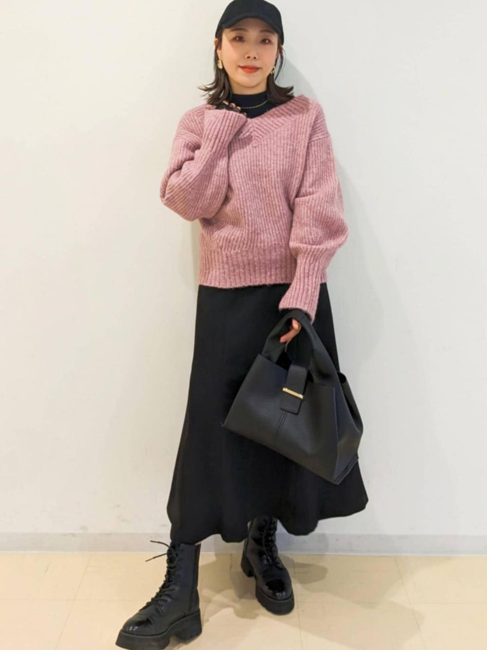「160cm、23AW冬の新作、休日スタイル、キャップ、クリスマスコーデ、ふわふわニット、デート、タートルネック、冬コーデ、ニット、ブーツ、ピンク、オフショル、Vネック、ブラック」｜「VISのデザインチェーンチョーカーネックレス（ネックレス、ゴールド系）」を使った、𝙈𝙖さん（レディース・160cm）の冬コーディネートの1枚目の写真