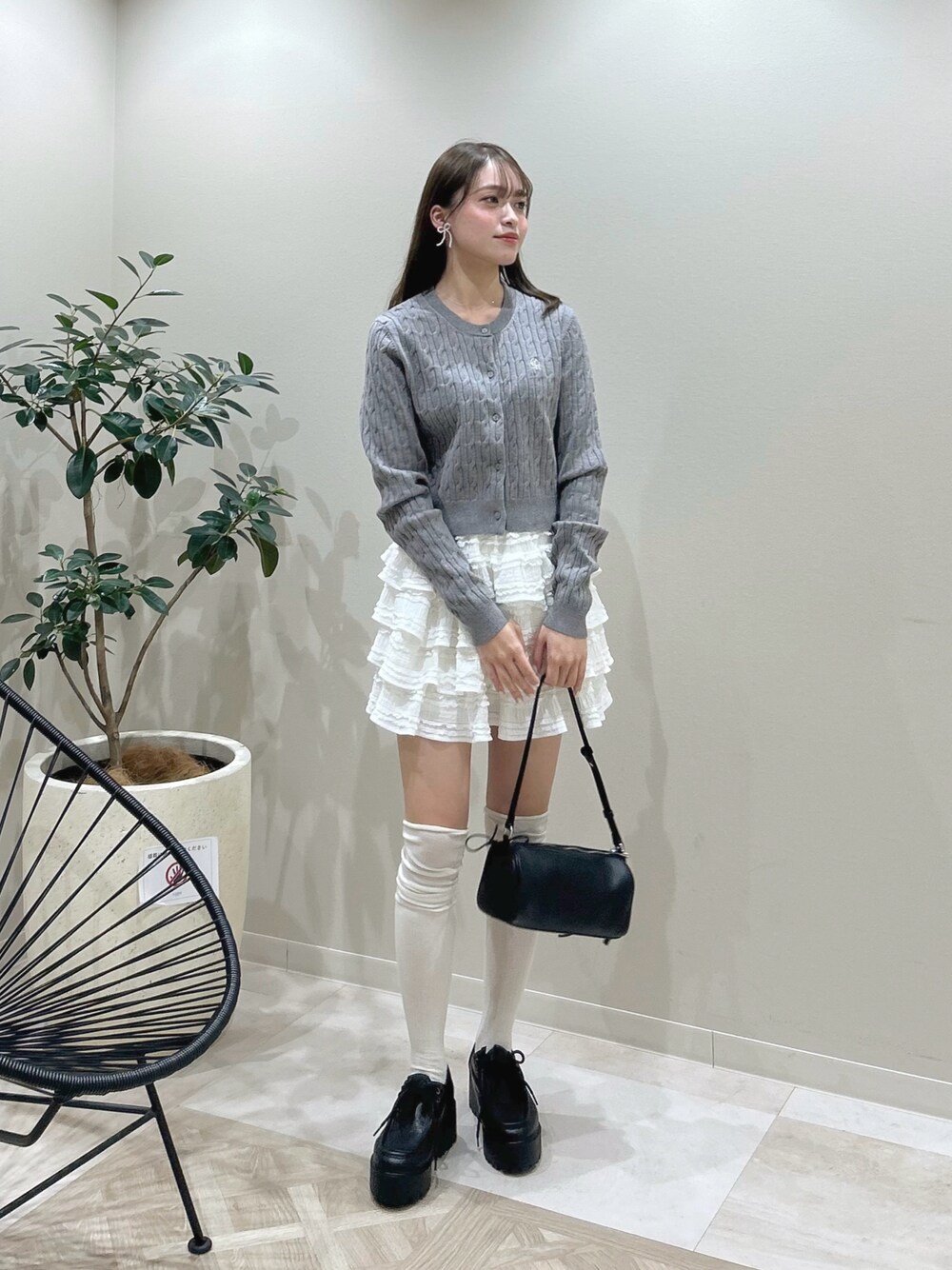「今日のコーデ、春服コーデ、春先取り、カーディガンコーデ、レーススカート、グレーコーデ、ローファー、ハイソックスコーデ、韓国ファッション、骨格ストレート、イエベ春」｜「Chicoの【2025SS/500mlペットボトル収納可】レースアップデザインサークルバッグ（ショルダーバッグ、ブラック系）」を使った、た さ か も も かさん（骨格ストレート・レディース・161cm）の冬コーディネートの1枚目の写真