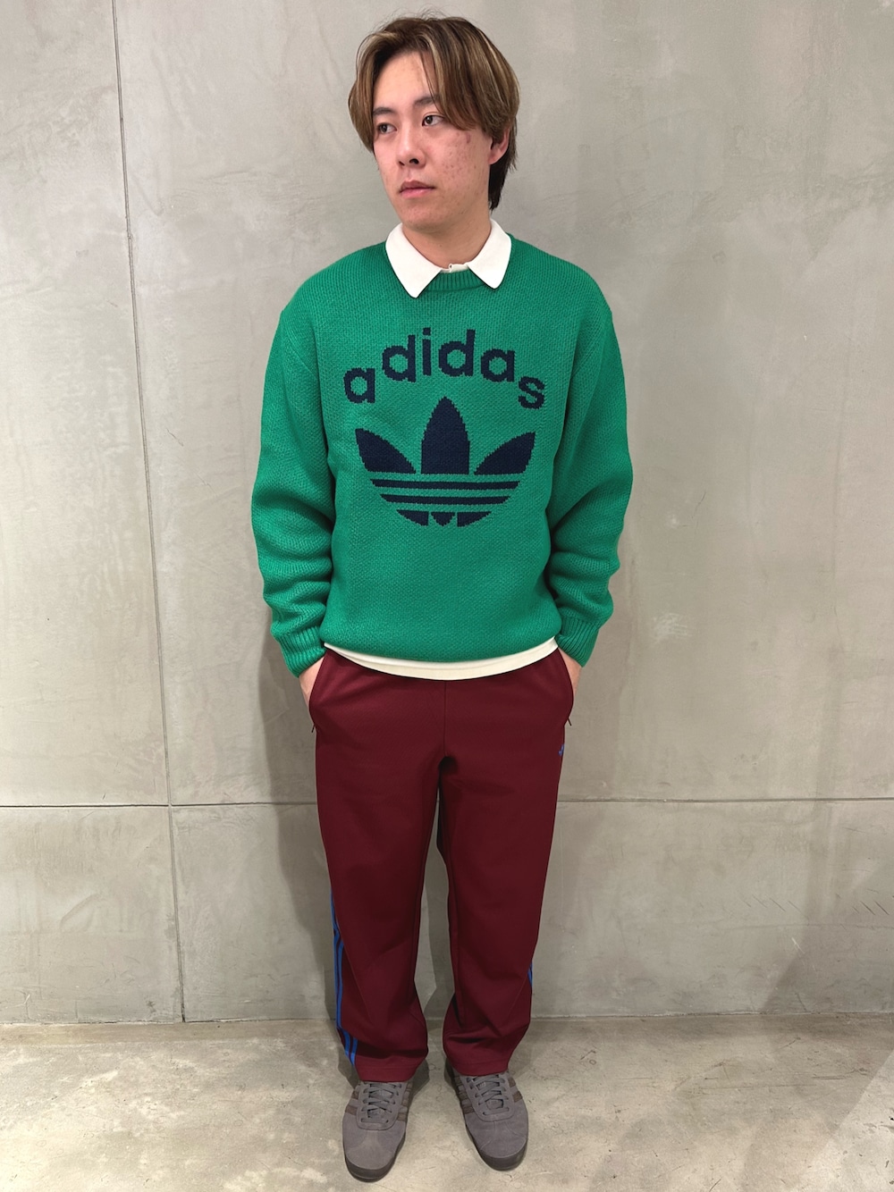 「スニーカー、adidas、アディダス、クルーネックセーター、ポロシャツ、トラックパンツ、adidas originals、アディダスオリジナルス、70s、ガゼル」｜「adidasのKNIT CREWNECK / アディダスオリジナルス adidas Originals（ニット/セーター、グリーン系）」を使った、O.Aさん（メンズ・180cm）の秋コーディネートの1枚目の写真