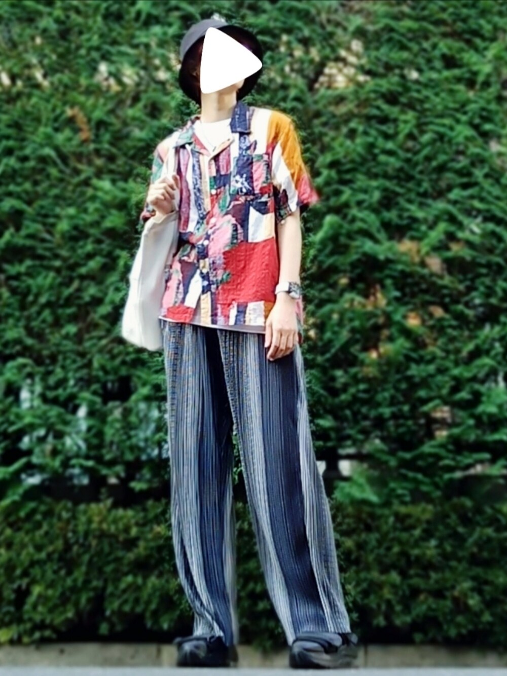 ブラック系のパンツ、その他のシャツ/ブラウス、ブラック系のハットを着用したメンズの夏コーディネートの1枚目の写真