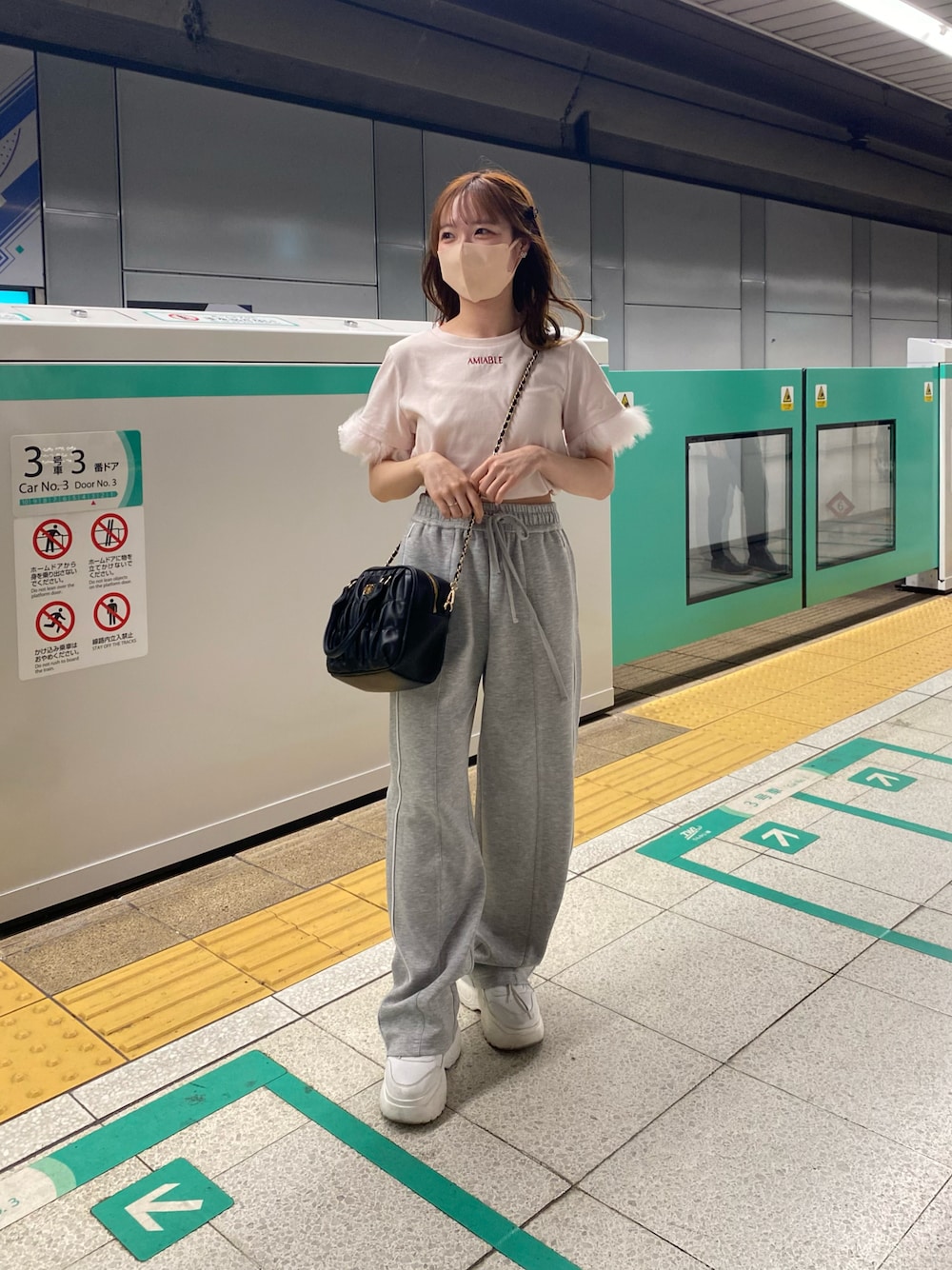 ピンク系のTシャツ/カットソー、ブラック系のボストンバッグ、グレー系のスウェットパンツを着用したレディースの夏コーディネートの1枚目の写真