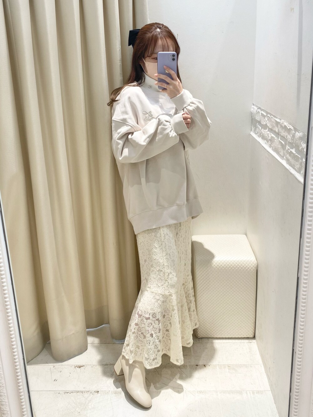 ホワイト系のスウェット、ホワイト系のTシャツ/カットソー、ホワイト系のワンピースを着用したレディースの秋コーディネートの1枚目の写真