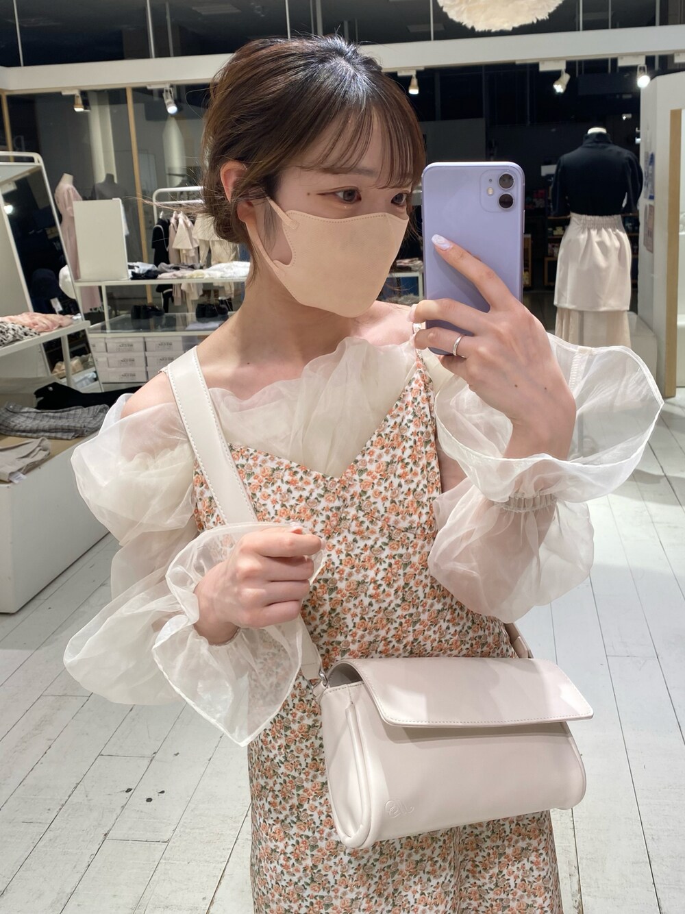 ホワイト系のシャツ/ブラウス、ホワイト系のワンピース、ホワイト系のボディバッグ/ウエストポーチを着用したレディースの春コーディネートの1枚目の写真