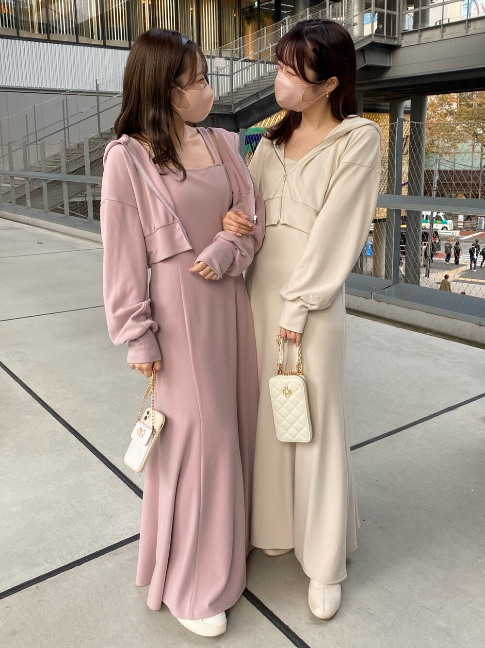 「ナイスクラップ、休日コーデ、NICECLAUP、nice claup、お揃いコーデ、ワンピース、ゆるコーデ、ロングワンピース、シミラールック、双子コーデ、低身長コーデ、大人カジュアル、カジュアルガーリー、ガーリー、ガーリーコーデ」｜「one after another NICE CLAUPのHoliday カットセットワンピース（ワンピース、ピンク系）」を使った、e r iさん（レディース・151cm）の冬コーディネートの1枚目の写真
