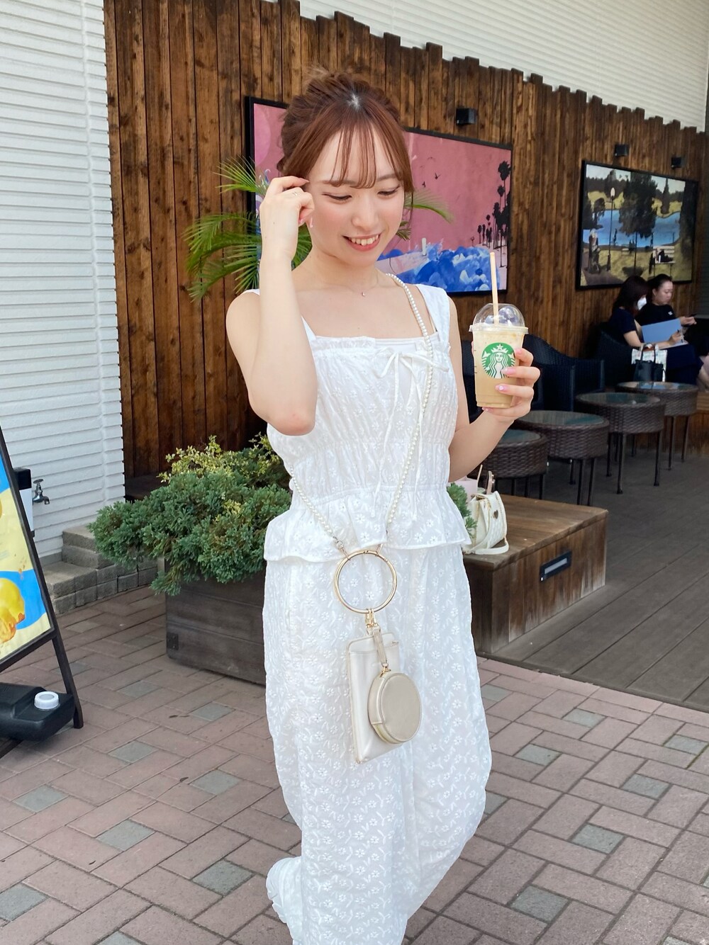 「ナイスクラップ、nice claup、one after another NICE CLAUP、低身長、骨格ストレート、ワントーンコーデ」｜「one after another NICE CLAUPのフリルロンパース（サロペット/オーバーオール、ホワイト系）」を使った、e r iさん（レディース・151cm）の夏コーディネートの1枚目の写真