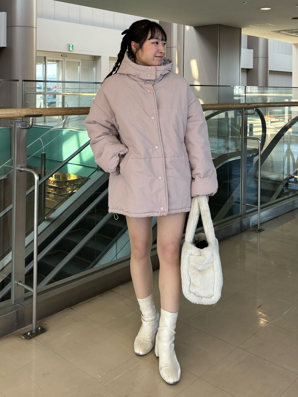 「ナイスクラップ、nice claup、one after another NICE CLAUP、ダウンジャケット、ダウン、アウター、アウターコーデ、低身長、低身長コーデ、骨格ストレート、ガーリー、ガーリーコーデ、カジュアルガーリー、ピンクコーデ、ヘアアレンジ」｜「one after another NICE CLAUPの【フード取り外し可能】ミドルフェイクダウンジャケット（ダウンジャケット/コート、ピンク系）」を使った、e r iさん（レディース・151cm）の冬コーディネートの1枚目の写真